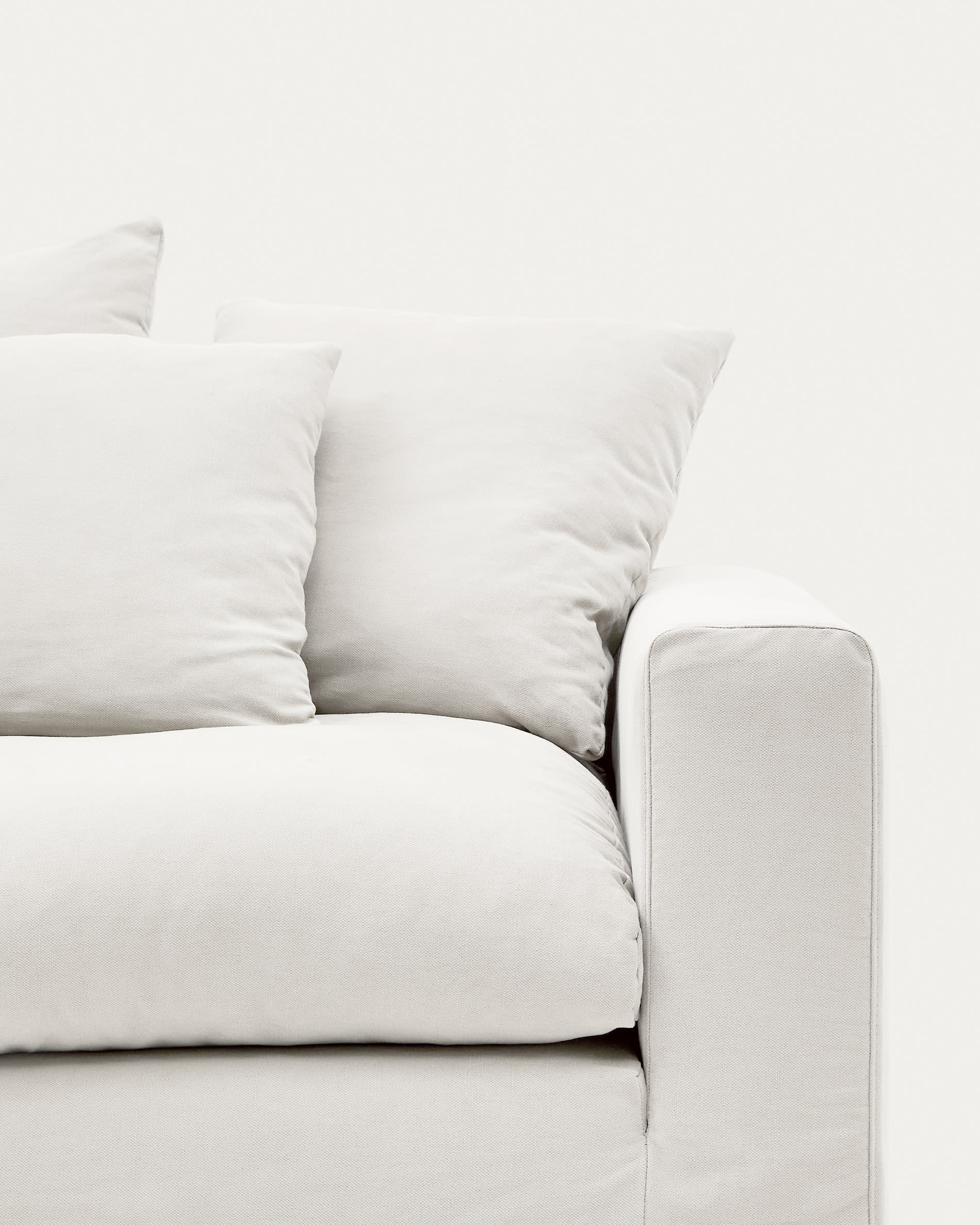 Entdecken Sie das stilvolle 3-Sitzer-Sofa Nora von Kave Home. Mit abnehmbaren Leinen-Baumwoll-Bezügen in Ecru vereint es Komfort und Eleganz.