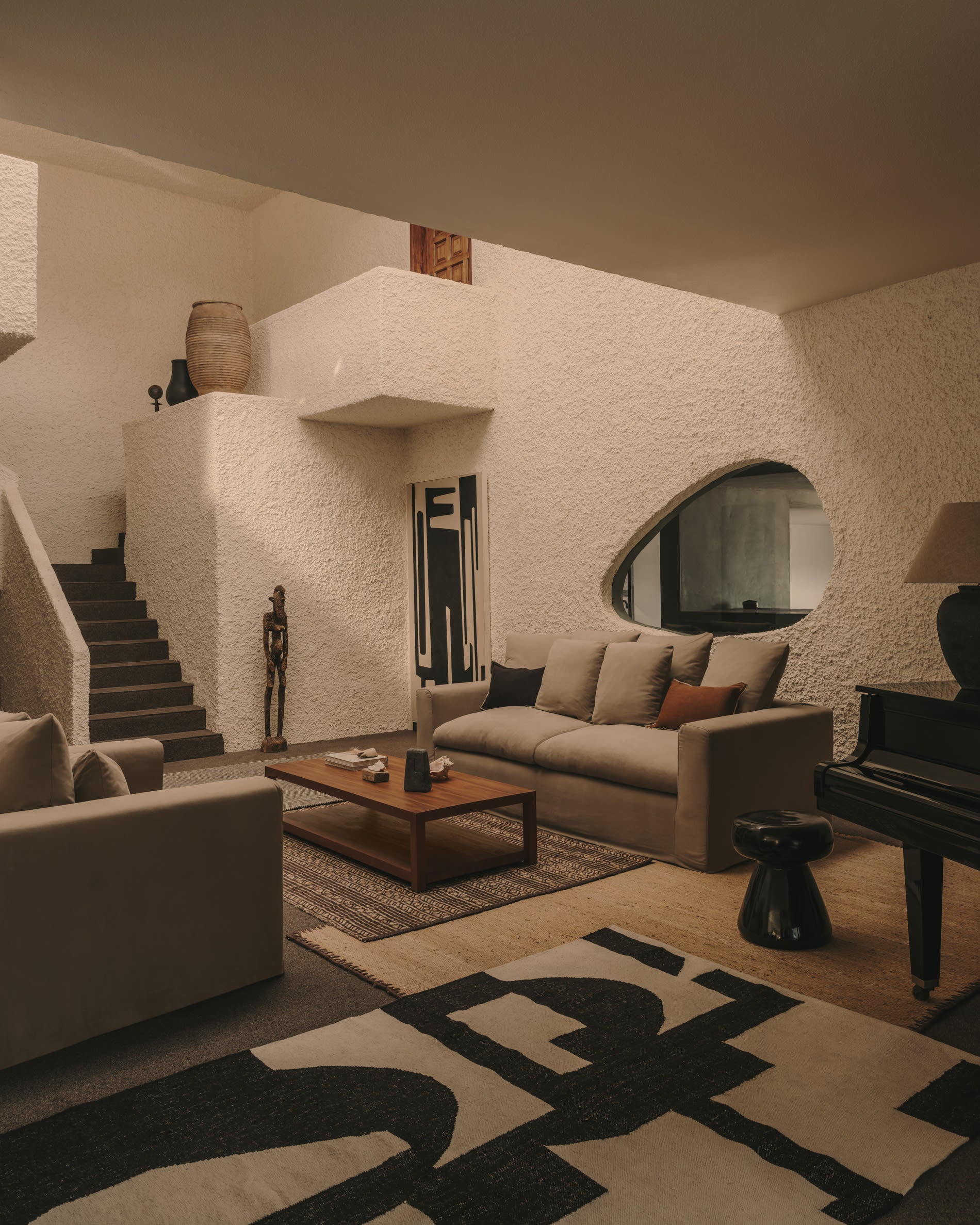 Elegantes Nora 3-Sitzer-Sofa, 240 cm, mit abnehmbaren Leinen-Baumwoll-Kissenbezügen in Taupe, ideal für stilvolle Wohnräume.