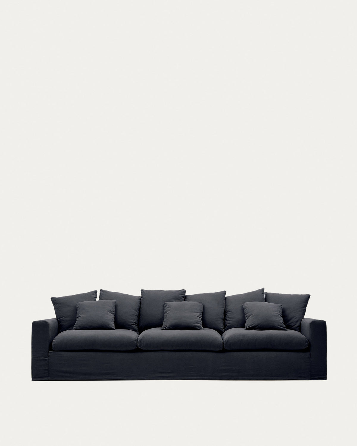 4-Sitzer Sofa Nora mit abnehmbarem Bezug und Kissen aus Leinen und Baumwolle in Anthrazitgrau 340 cm in Anthrazit präsentiert im Onlineshop von KAQTU Design AG. 4er Sofa ist von Kave Home
