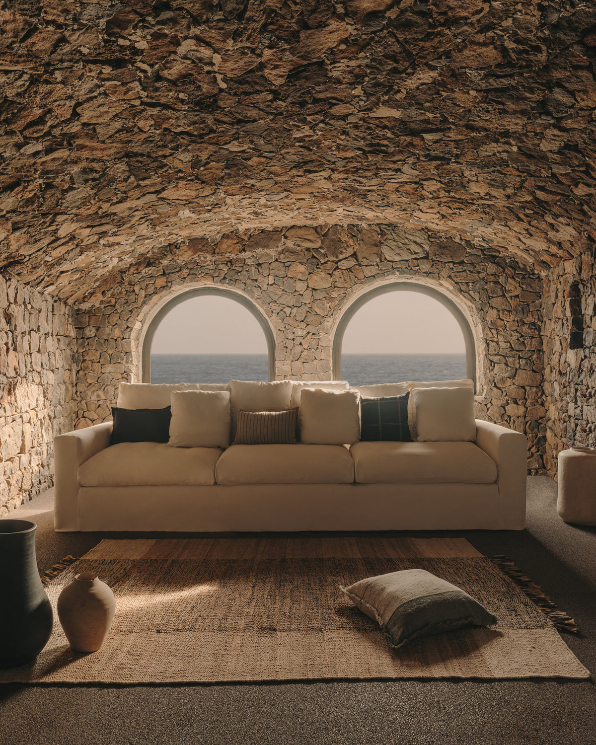 4-Sitzer Sofa Nora mit abnehmbarem Bezug und Kissen aus Leinen und Baumwolle in Anthrazitgrau 340 cm in Anthrazit präsentiert im Onlineshop von KAQTU Design AG. 4er Sofa ist von Kave Home