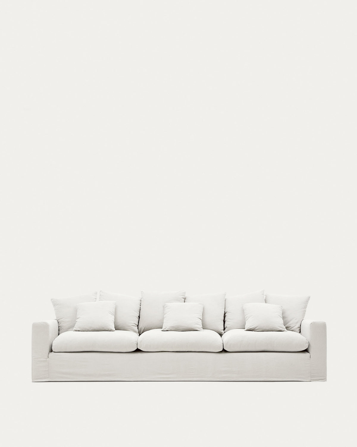4-Sitzer Sofa Nora mit abnehmbarem Bezug und Kissen aus Leinen und Baumwolle in Ecru 340 cm in Ecru präsentiert im Onlineshop von KAQTU Design AG. 4er Sofa ist von Kave Home
