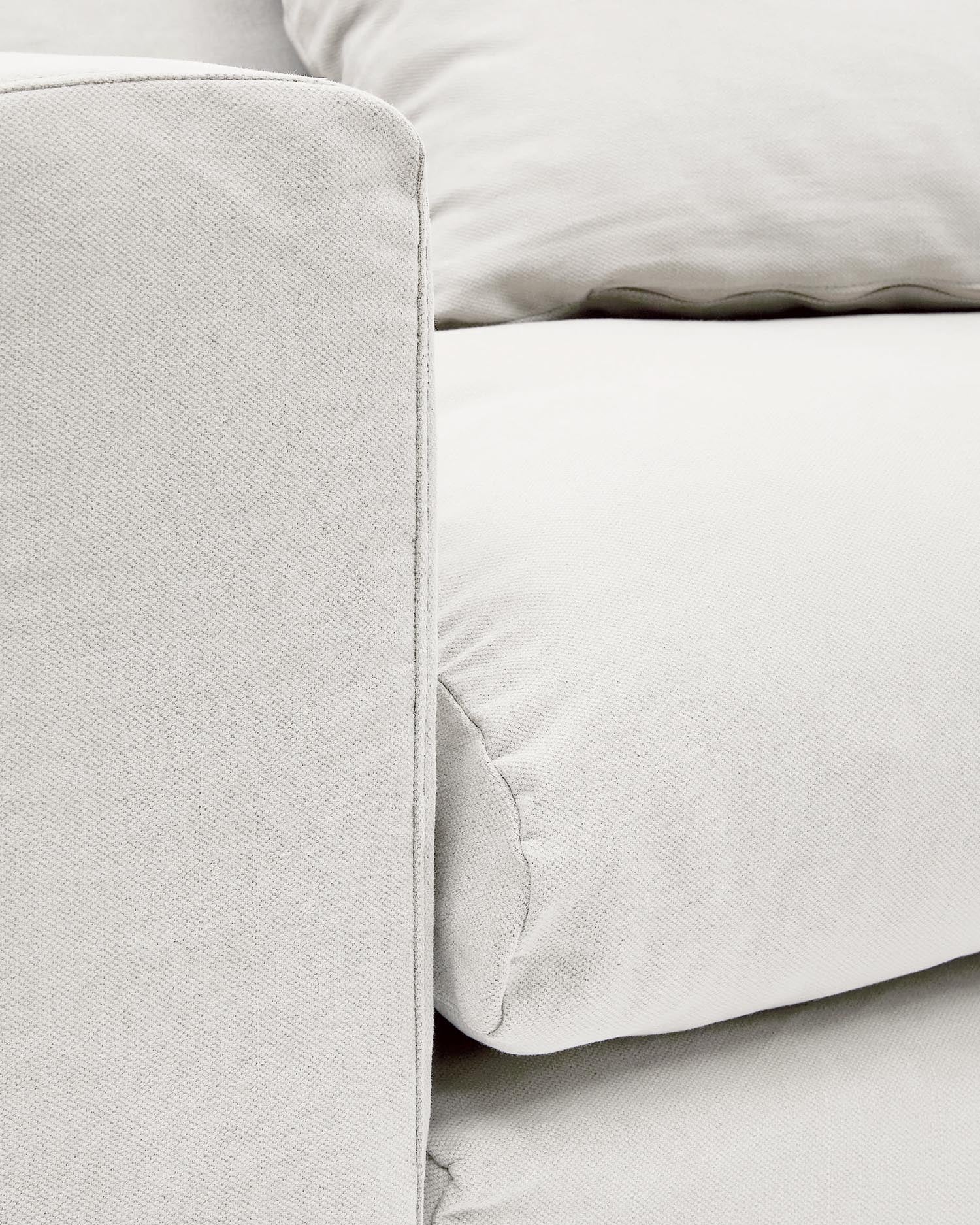 Erleben Sie das elegante Nora 4-Sitzer Sofa von Kave Home: 340 cm, abnehmbare Kissenbezüge aus Leinen und Baumwolle, perfekt für jeden Wohnstil.