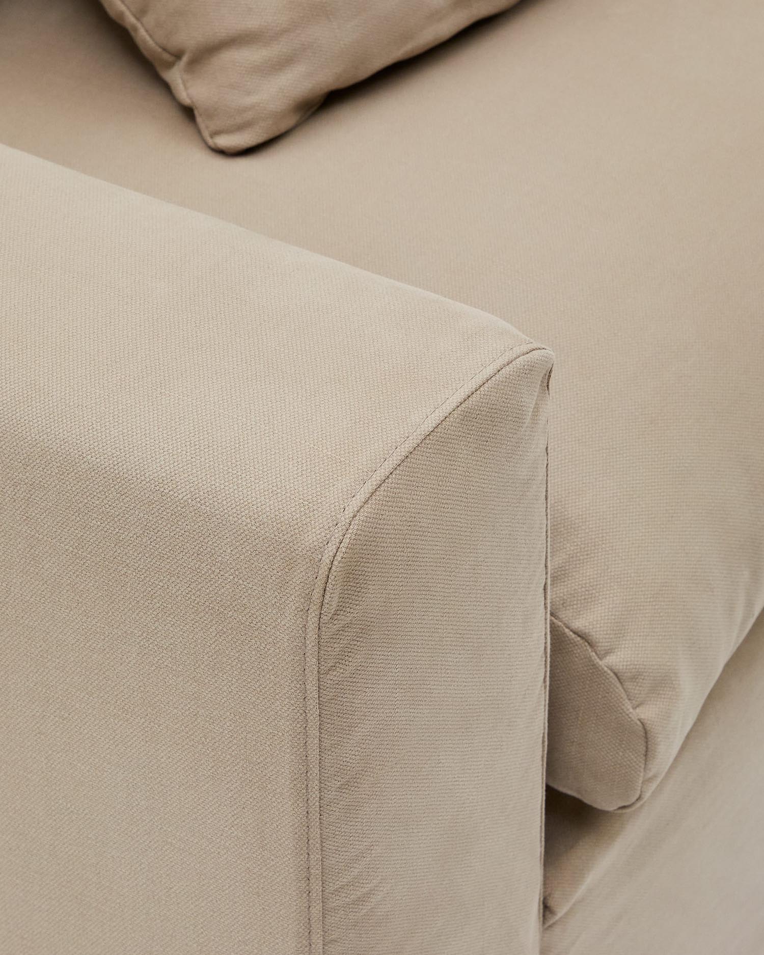 Stilvolles 4-Sitzer Sofa Nora von Kave Home, 340 cm, mit abnehmbaren Kissenbezügen aus strapazierfähigem Leinen und Baumwolle in elegantem Taupe.
