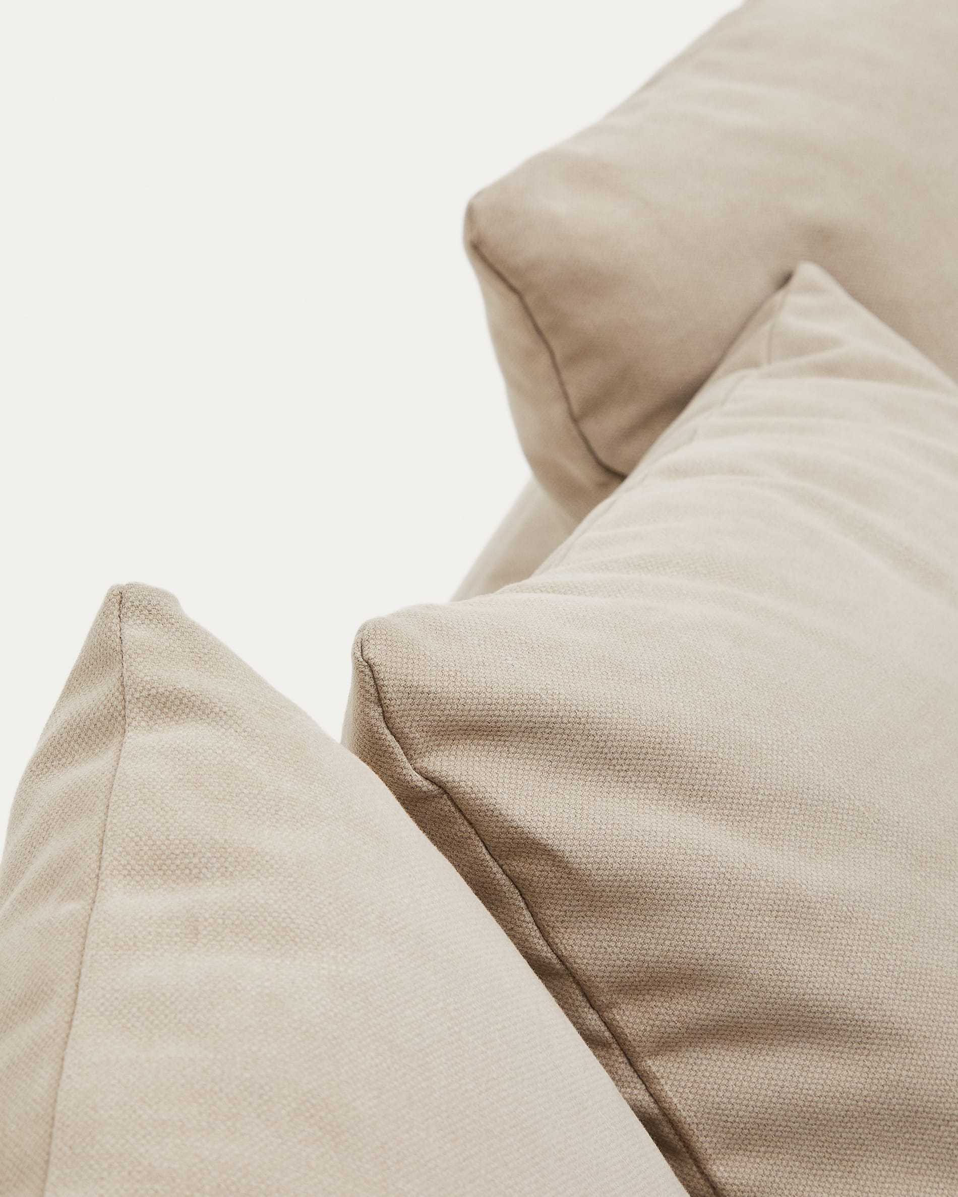 Geräumiges 4-Sitzer Sofa Nora von Kave Home, 340 cm, mit abziehbaren Bezügen aus atmungsaktivem Leinen und Baumwolle in stilvollem Taupe.