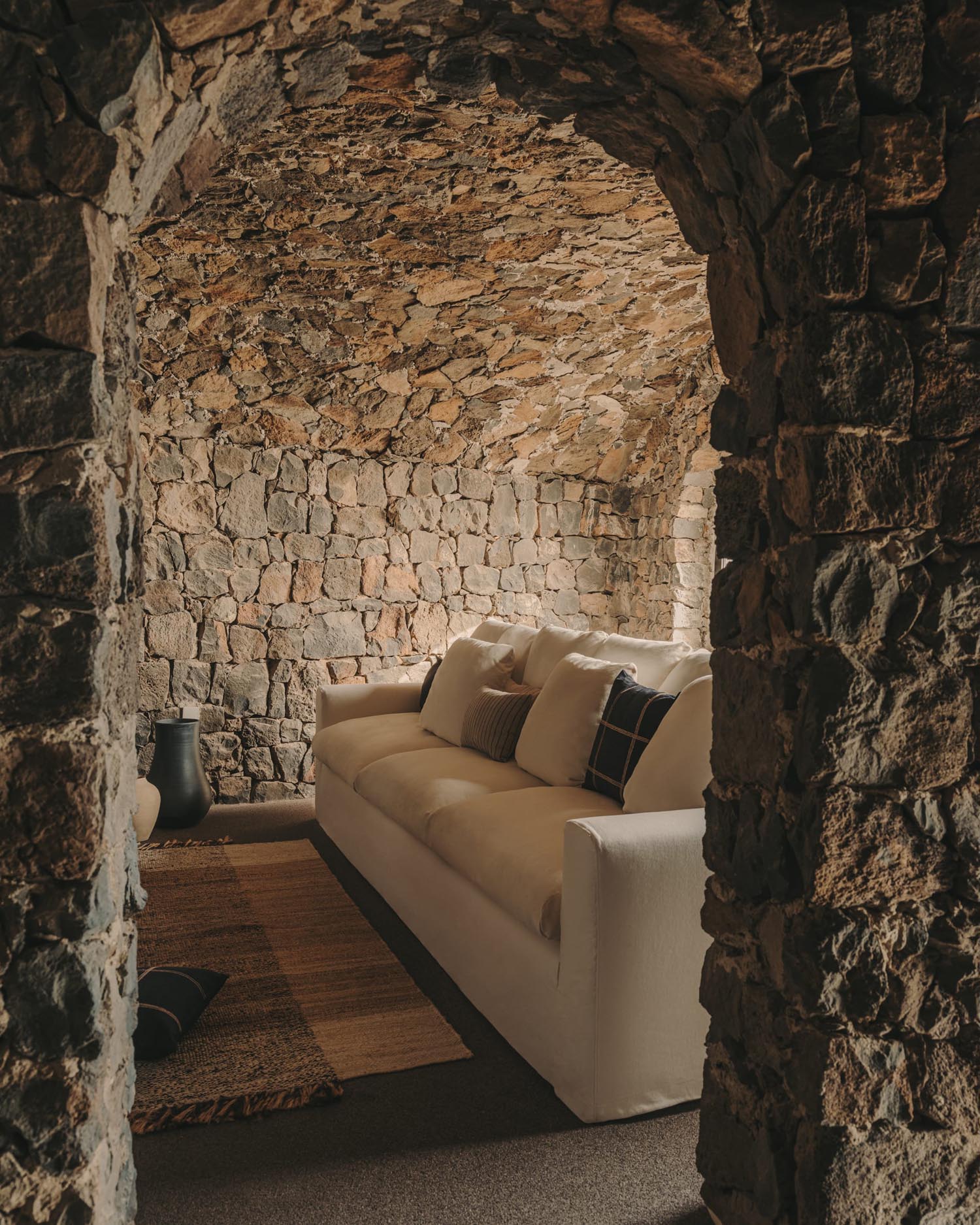 Elegantes Nora 4-Sitzer Sofa, 340 cm, mit abziehbaren Kissenbezügen aus Leinen-Baumwoll-Mix in Taupe, von Kave Home.