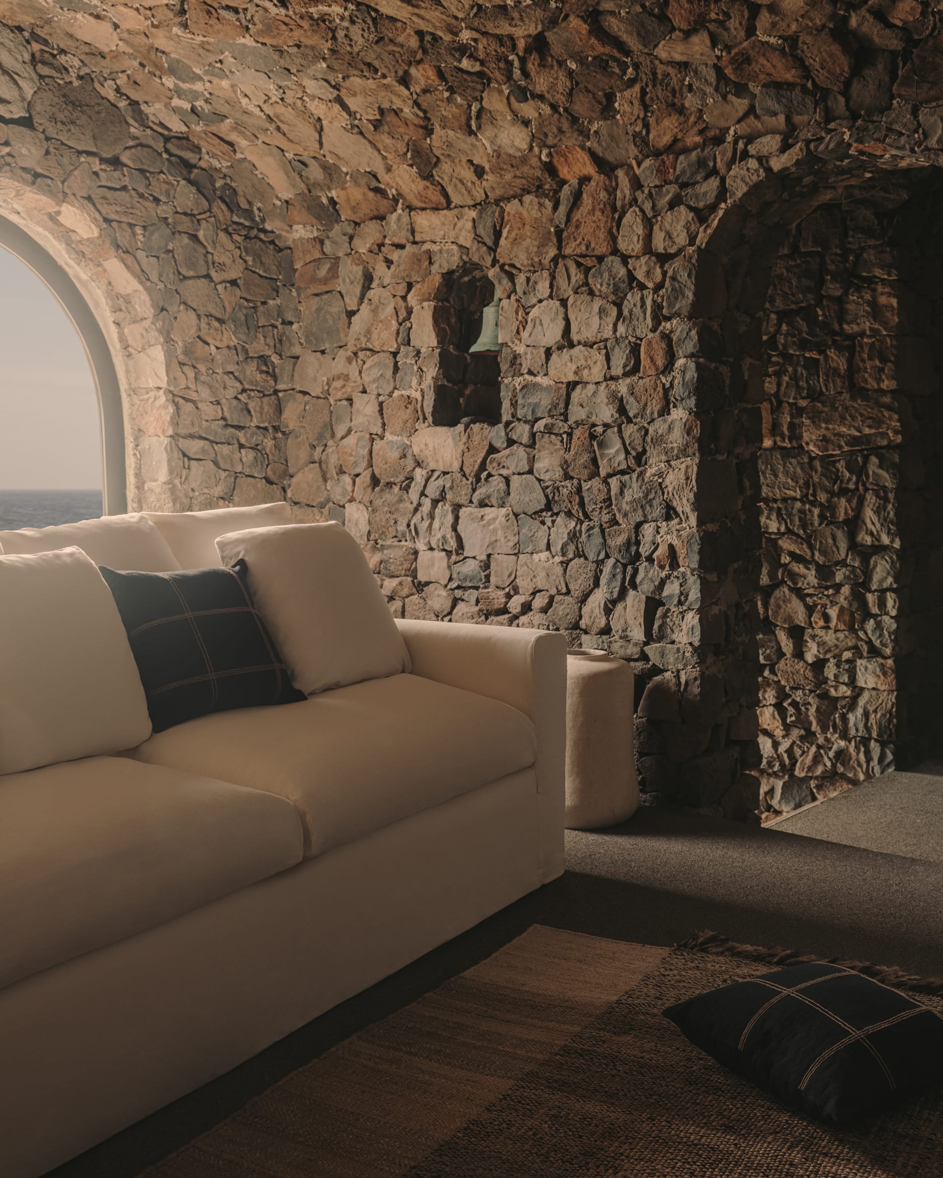 Nora 4-Sitzer Sofa, 340 cm, mit abnehmbaren Kissenbezügen aus Leinen und Baumwolle in Taupe, stilvoll von Kave Home.