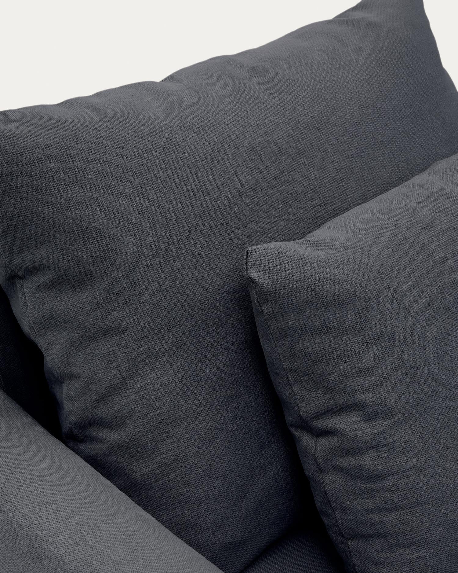 Eleganter Bezug für den Nora Sessel in Anthrazitgrau. Hergestellt aus strapazierfähigem Leinen und Baumwolle, pflegeleicht und ideal für jeden Wohnstil.