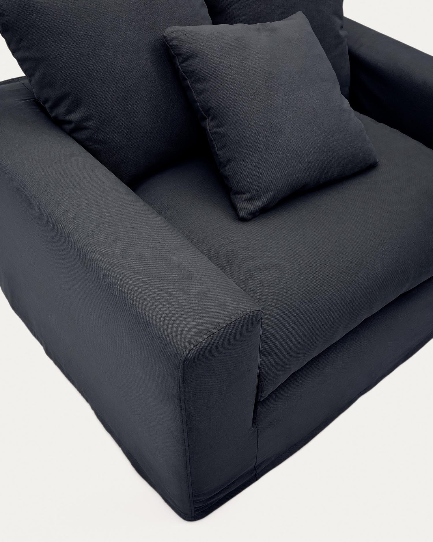 Hochwertiger Bezug für den Nora Sessel in anthrazitgrau, aus Leinen und Baumwolle, atmungsaktiv, langlebig und einfach zu reinigen.