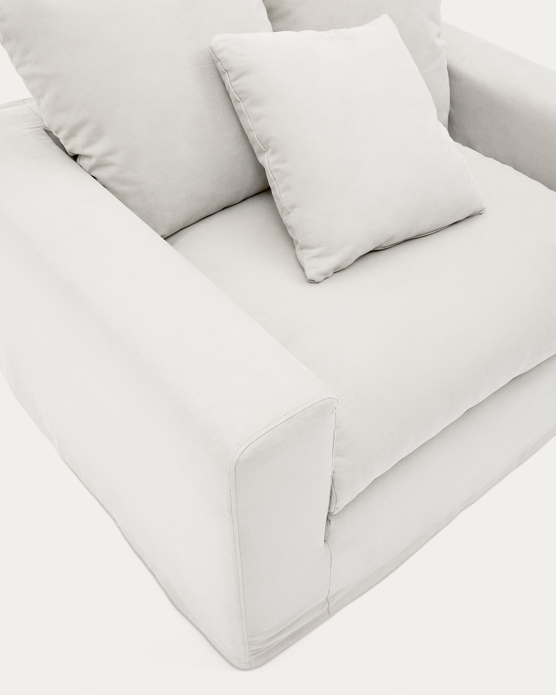 Hochwertiger Bezug für den Nora Sessel aus Leinen und Baumwolle in Ecru, 140 cm, sorgt für frischen Look und hohen Komfort.