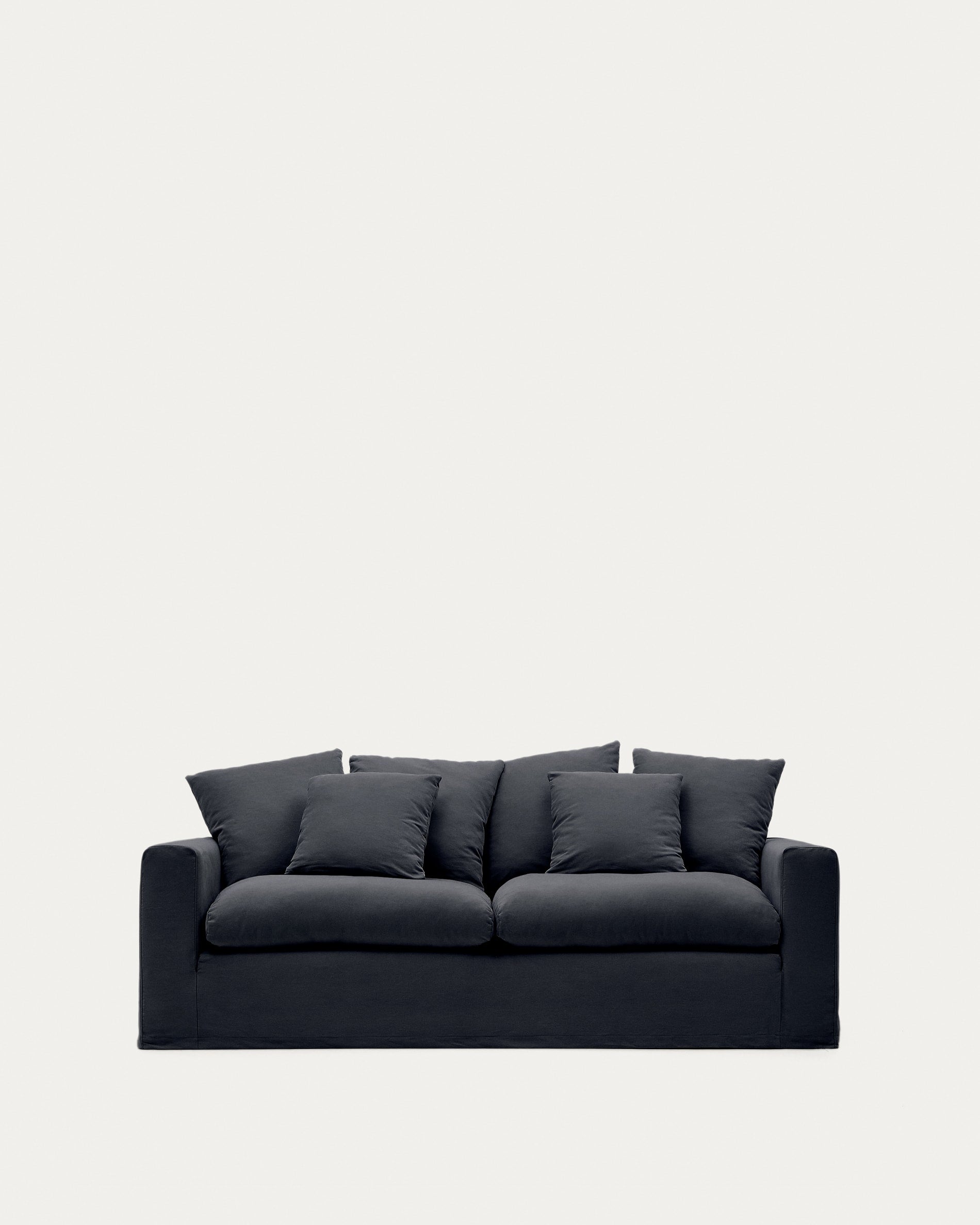 Eleganter anthrazitgrauer Bezug aus Leinen-Baumwoll-Mix für das Nora 3-Sitzer Sofa von Kave Home, modern und langlebig.
