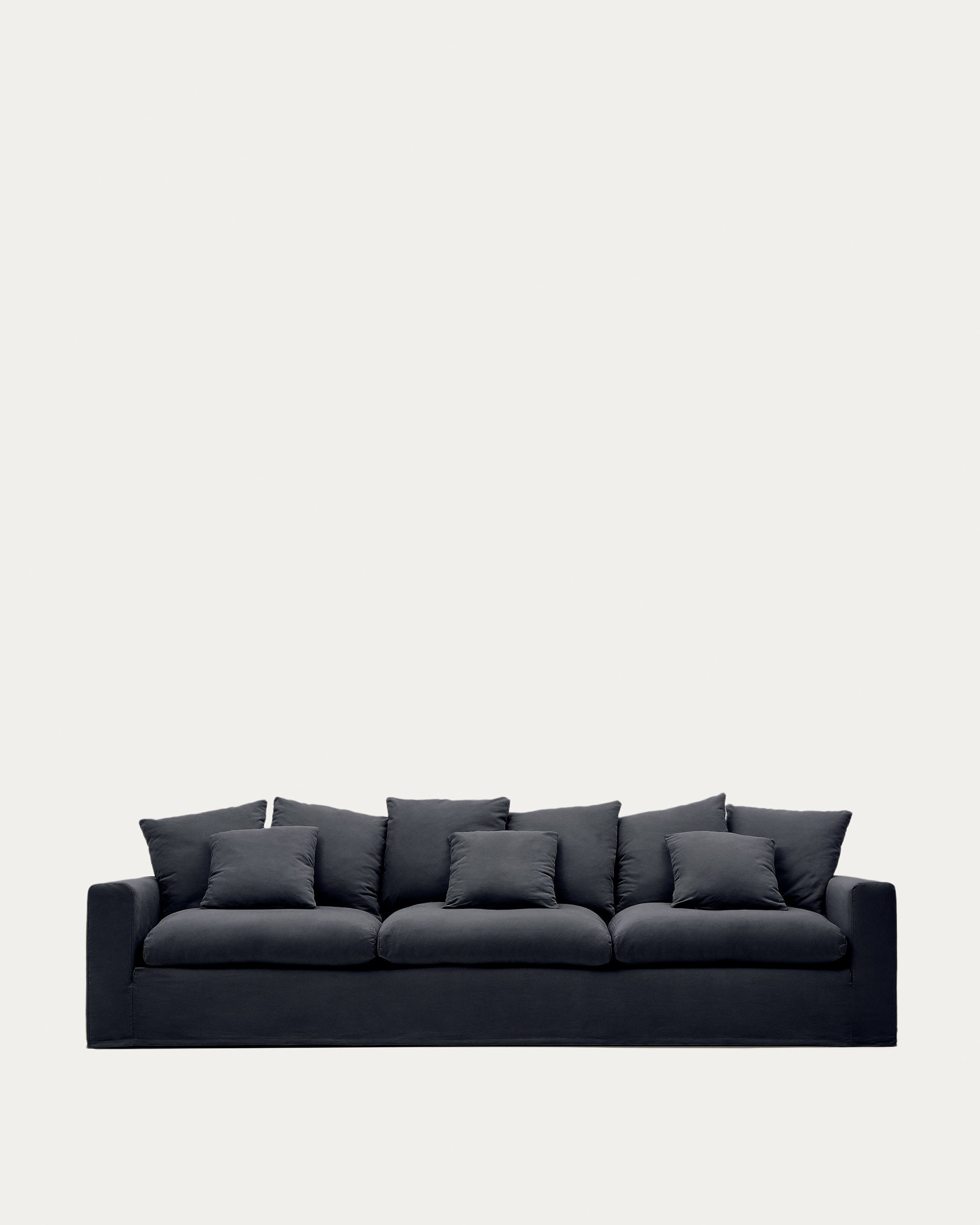 Anthrazitgrauer Bezug aus Leinen und Baumwolle für das Nora 4-Sitzer Sofa von Kave Home, stilvoll und hochwertig.