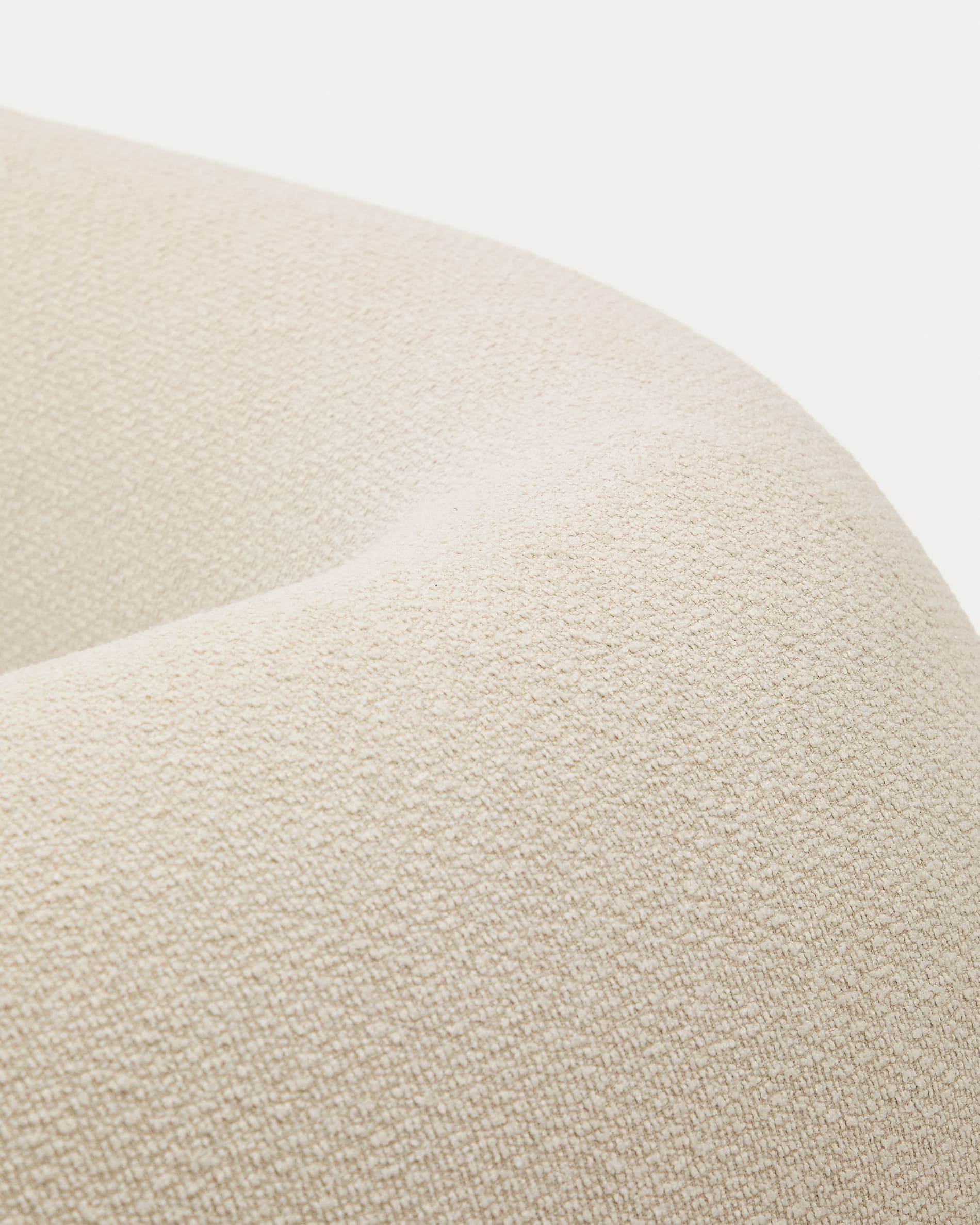 Erleben Sie das Martina 3-Sitzer-Modularsofa in Ecru mit rechter Chaiselongue – elegantes Design, hochwertige Chenille-Oberfläche und flexibles, komfortables Sitzen.