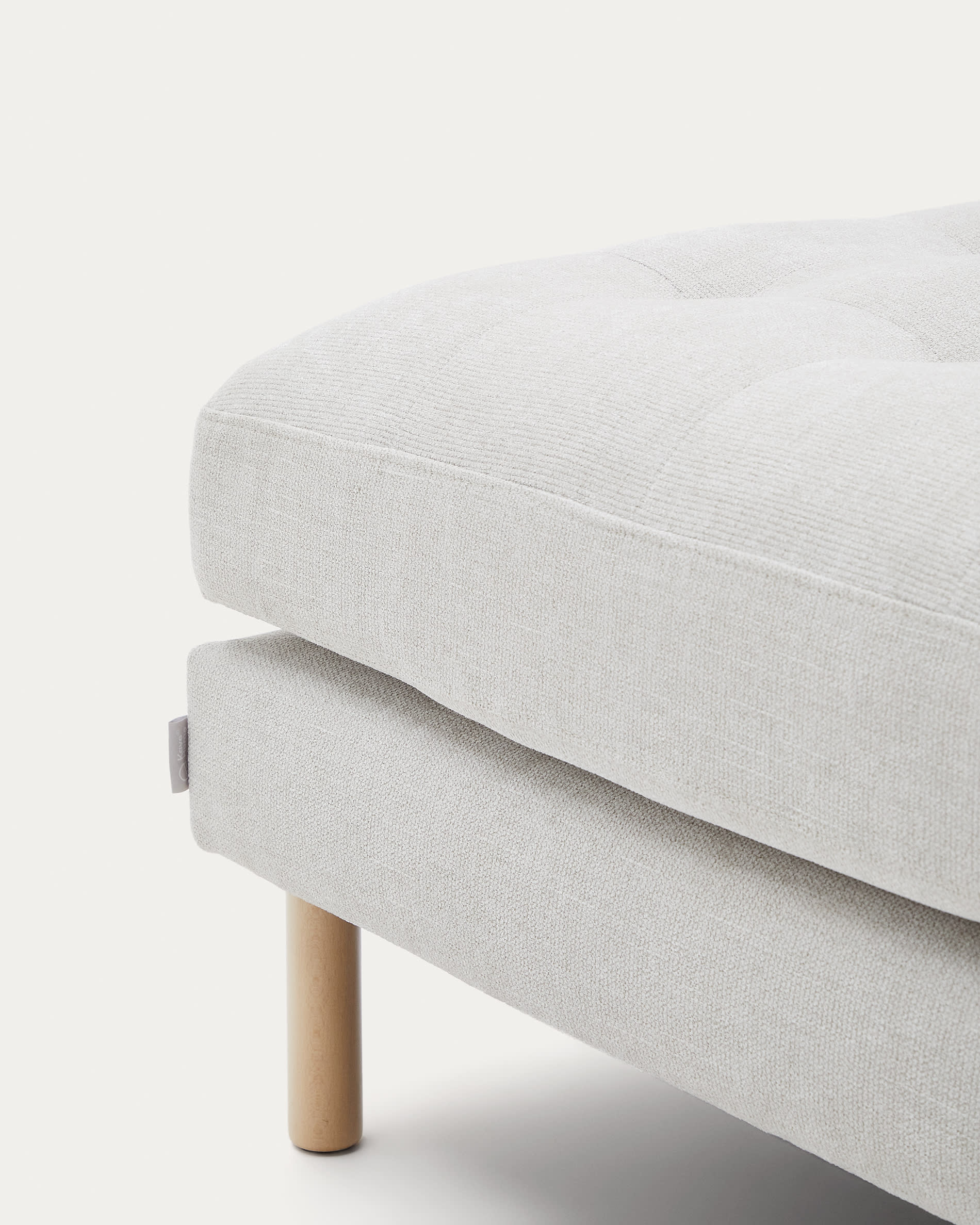 Elegante Fussablage in perlfarbener Chenille, 80 x 80 cm, mit naturbelassenen Holzbeinen. Perfekt für stilvolle Entspannung und vielseitige Einsätze.