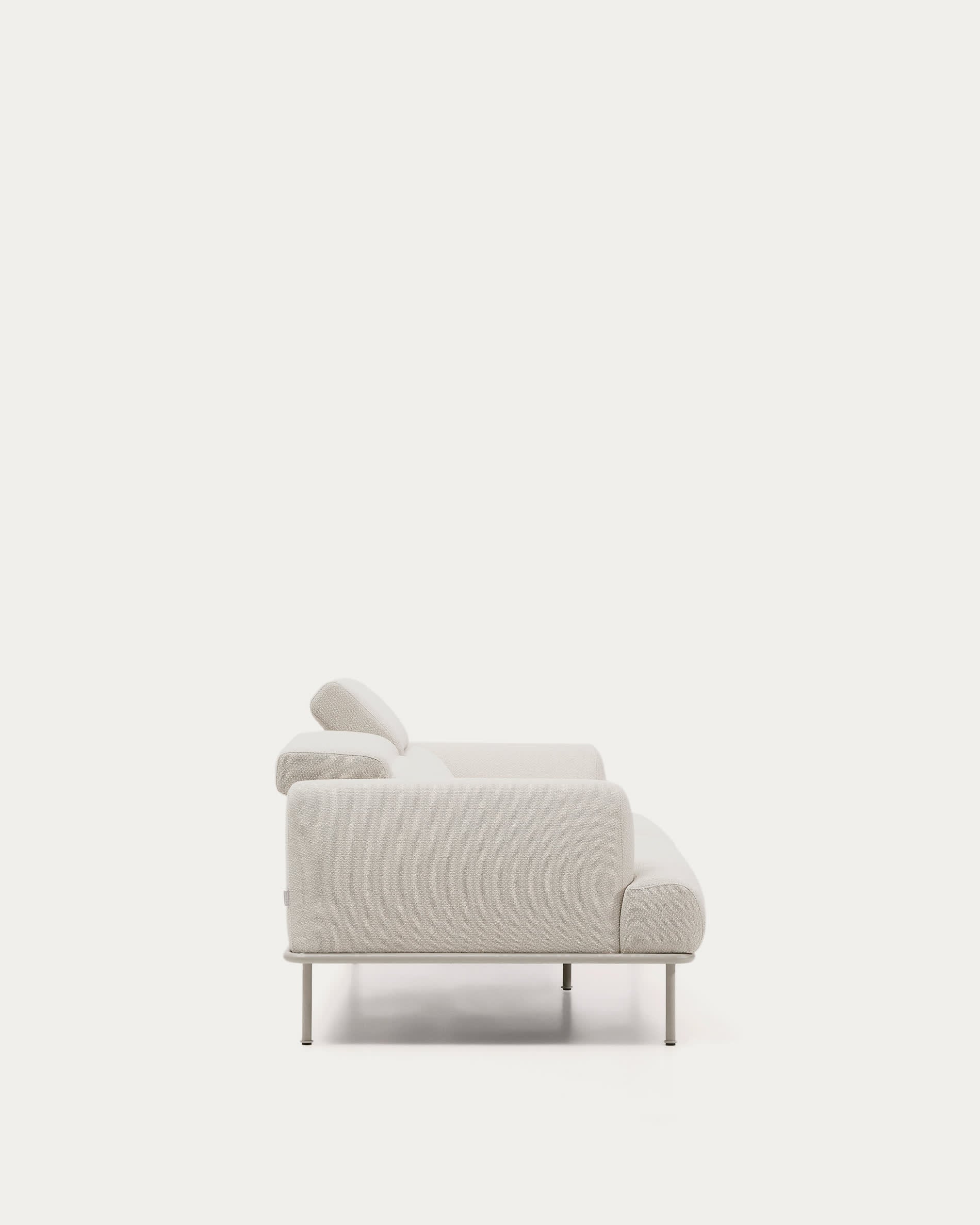 Entdecken Sie das 2-Sitzer-Sofa Aurum von Kave Home: Ecrufarbene Chenille, verstellbares Kopfteil und stilvolle mattbeige Beine für perfekten Komfort.