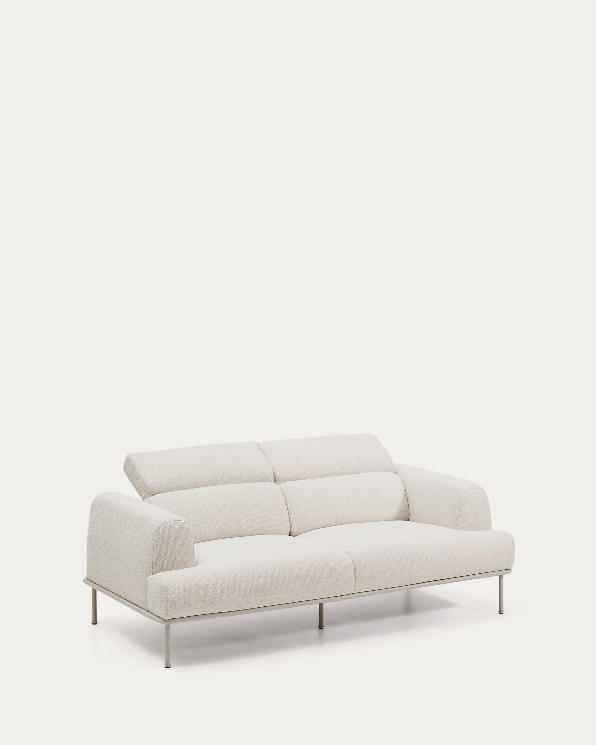 Stylisches 2-Sitzer-Sofa Aurum von Kave Home: Ecrufarbene Chenille, anpassbares Kopfteil und elegante mattbeige Beine für höchsten Sitzkomfort.