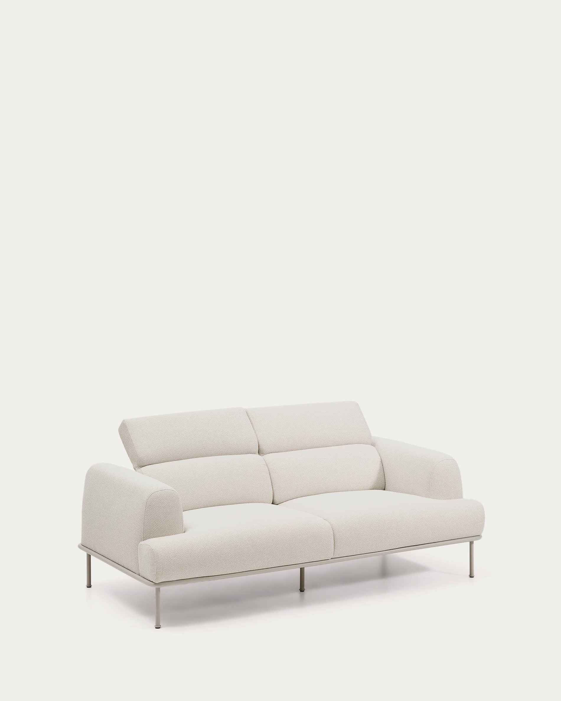 Elegantes 2-Sitzer-Sofa Aurum von Kave Home: Ecrufarbene Chenille, verstellbares Kopfteil und stilvolle mattbeige Beine für optimalen Komfort.