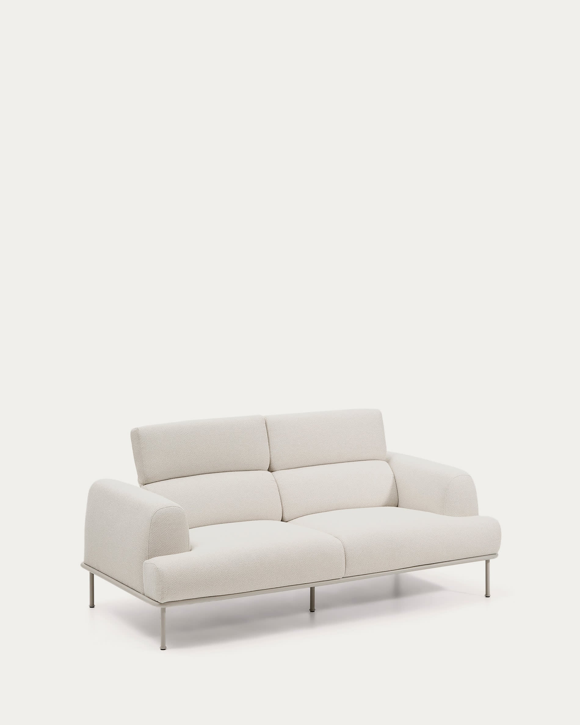 Elegantes 2-Sitzer-Sofa Aurum von Kave Home: Ecrufarbene Chenille, verstellbares Kopfteil und stilvolle mattbeige Beine für optimalen Komfort.