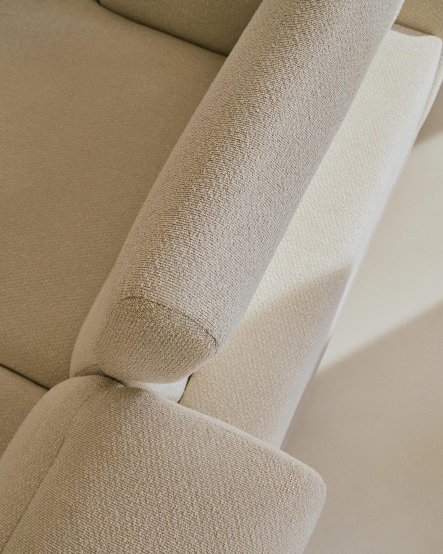 Entdecken Sie das elegante 2-Sitzer-Sofa Aurum von Kave Home: Ecrufarbene Chenille, verstellbares Kopfteil und stilvolle mattbeige Beine für maximalen Komfort.