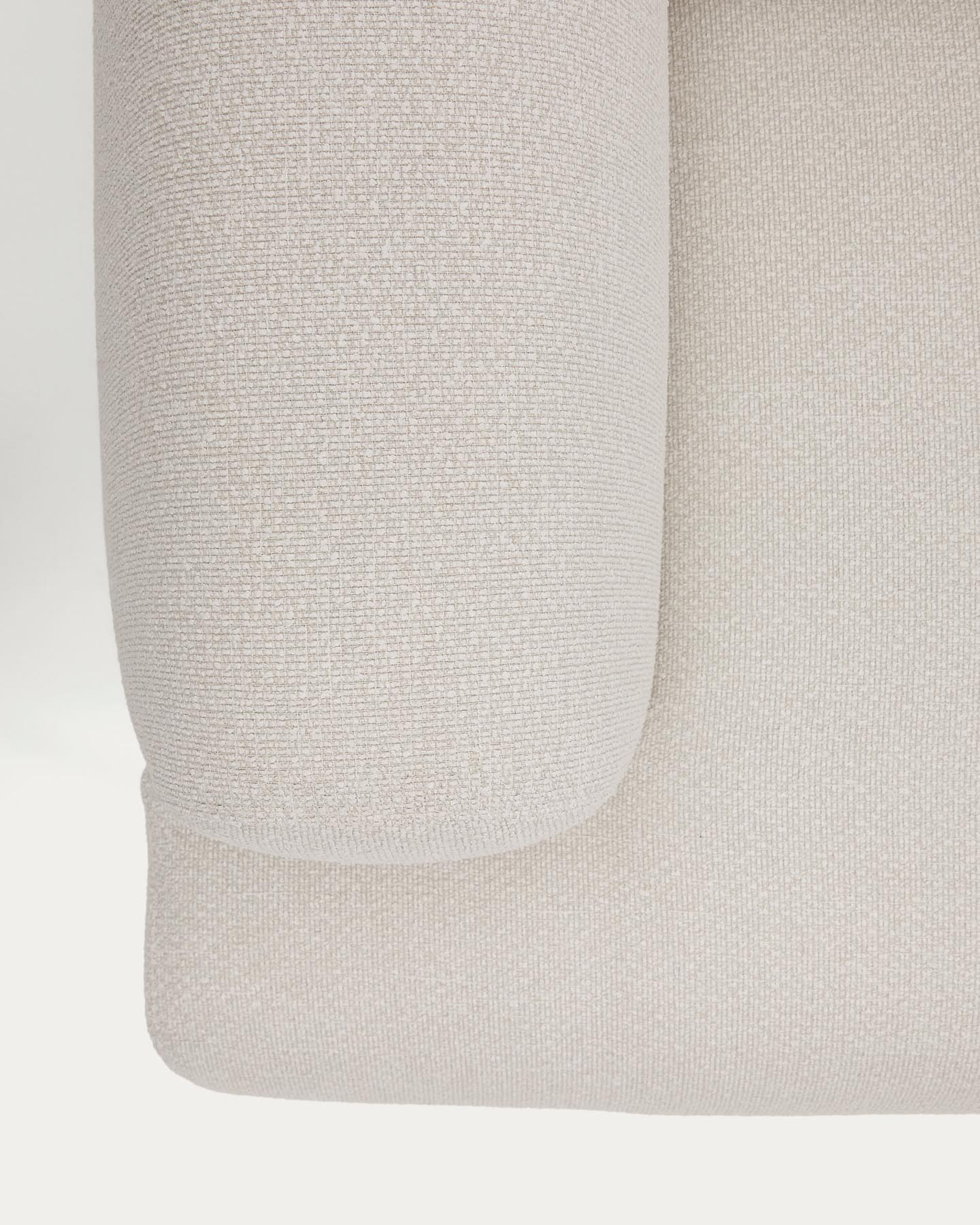 Elegantes 2-Sitzer-Sofa Aurum von Kave Home: Ecrufarbene Chenille, verstellbares Kopfteil und stilvolle mattbeige Beine für optimalen Komfort.