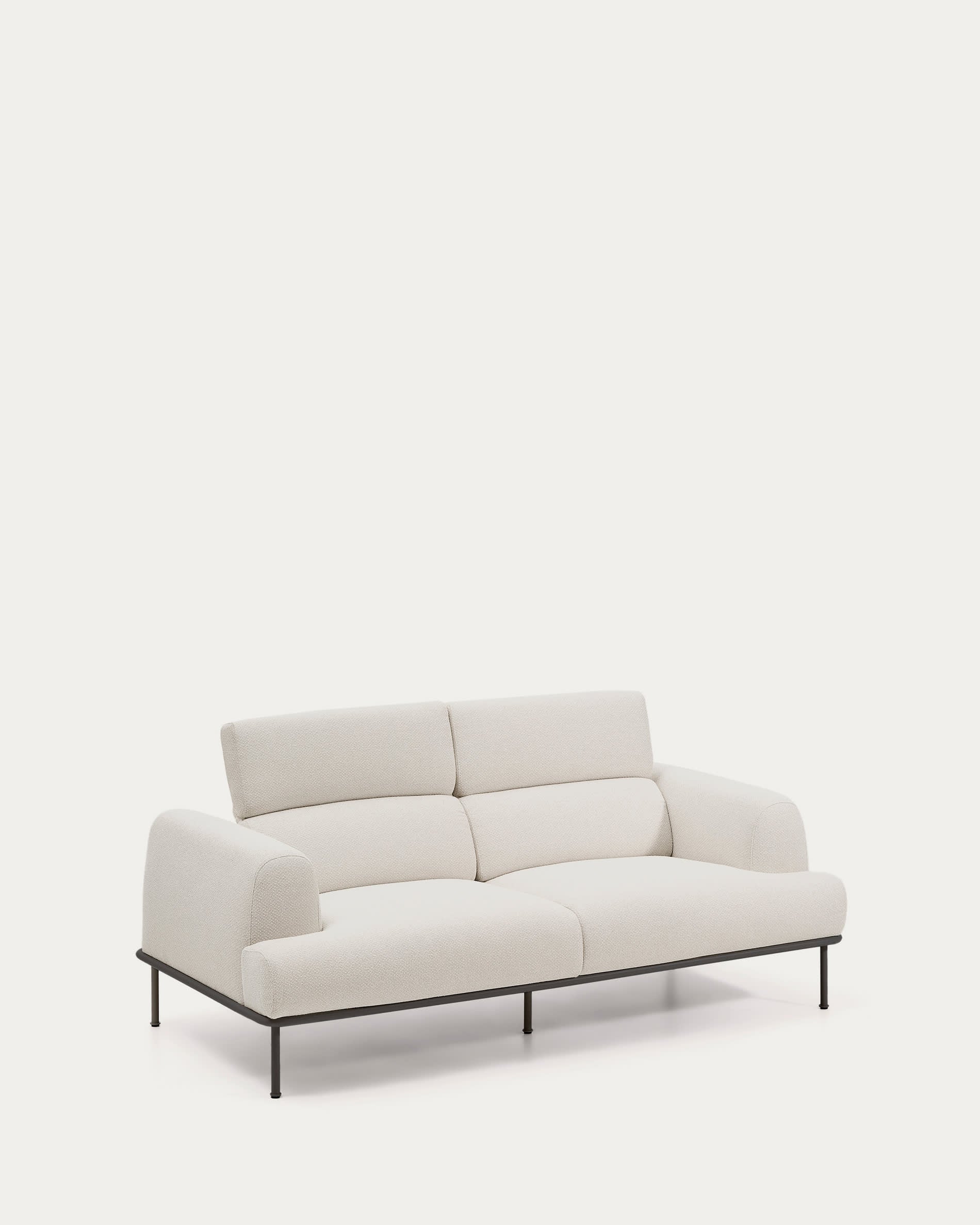 Erleben Sie das elegante 2-Sitzer-Sofa Aurum von Kave Home, gefertigt aus weicher ecrufarbener Chenille mit anpassbarem Kopfteil und stabilen mattgrauen Beinen.