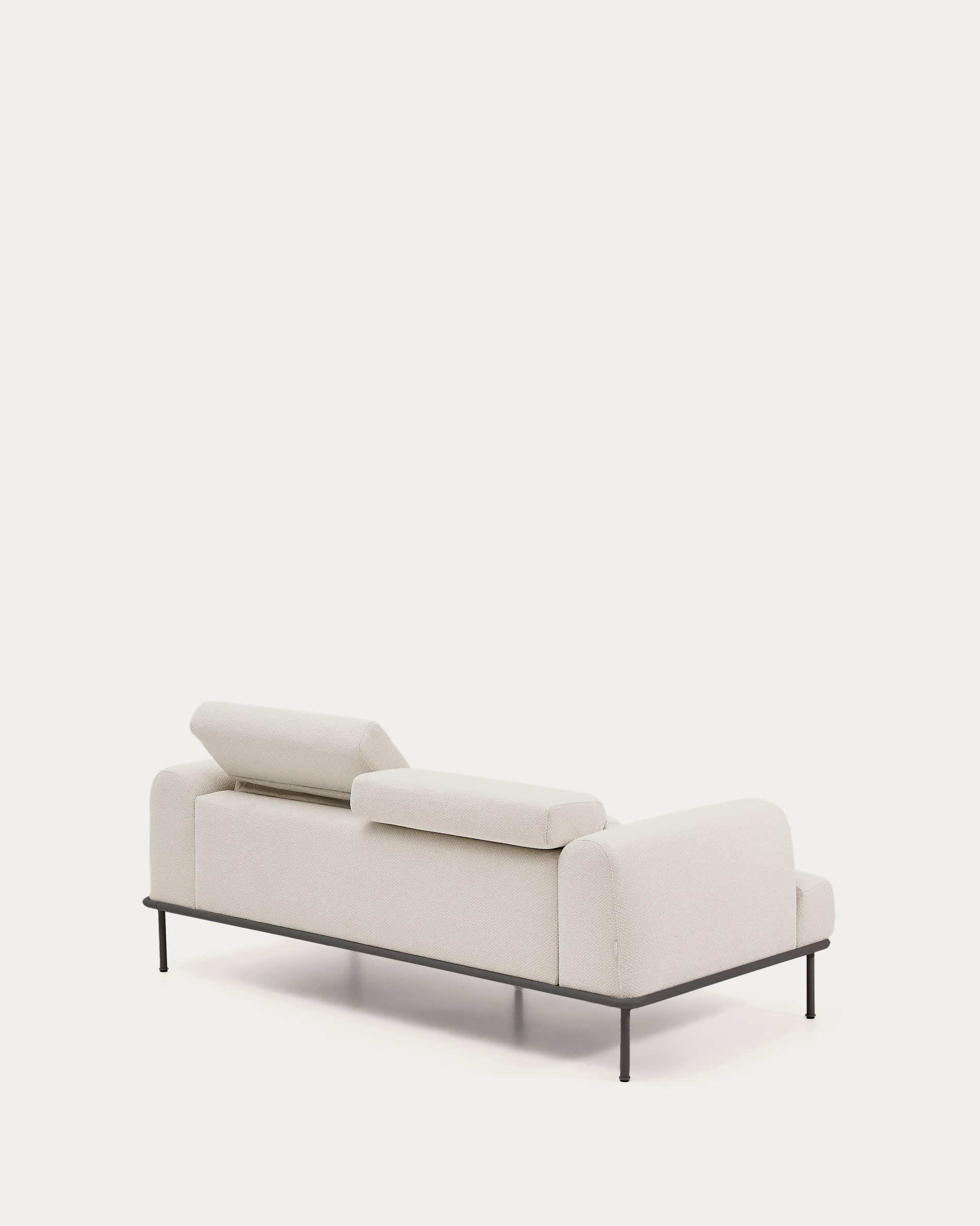 Entdecken Sie das stilvolle 2-Sitzer-Sofa Aurum von Kave Home, aus edler ecrufarbener Chenille mit verstellbarem Kopfteil und modernen mattgrauen Füßen.