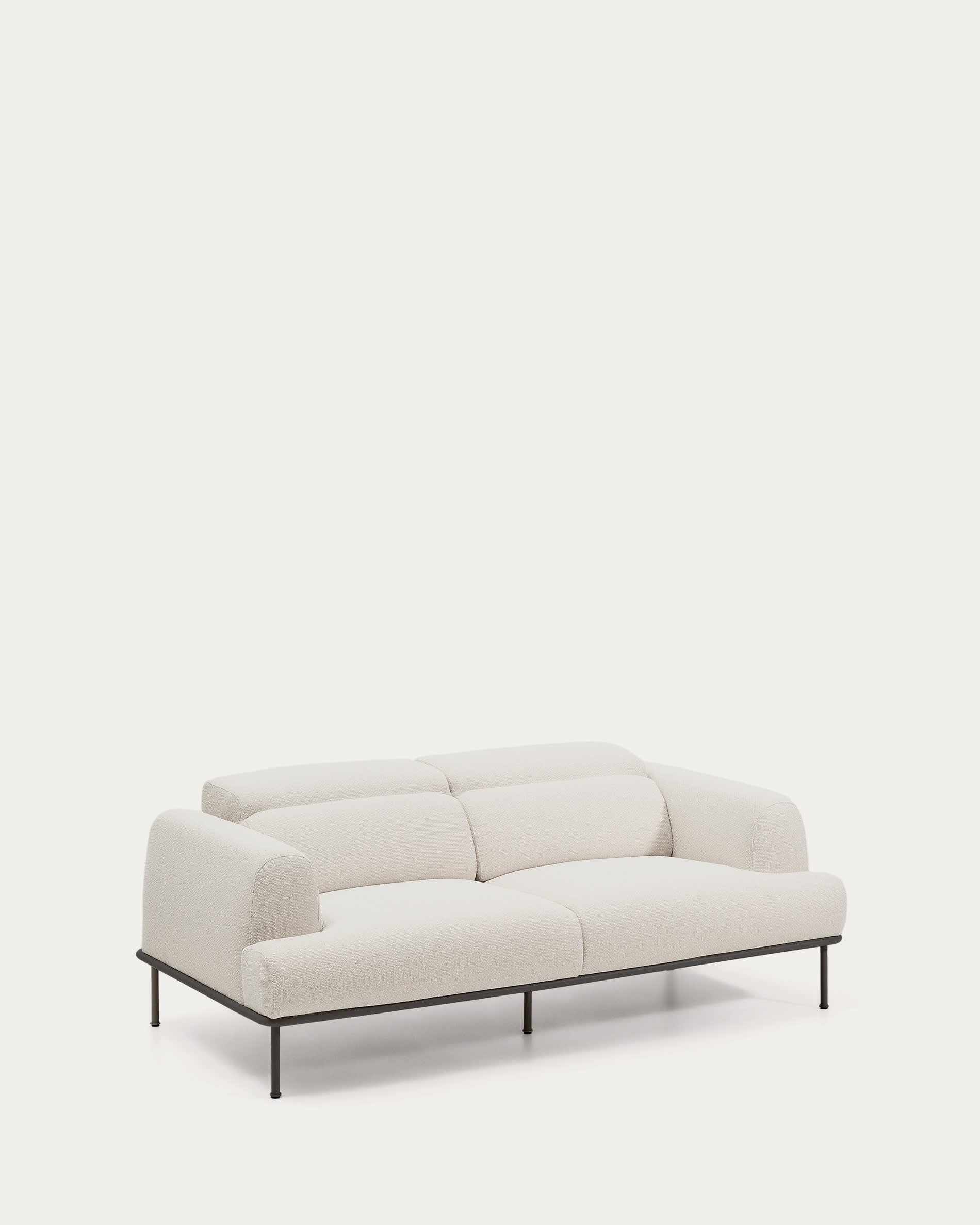 Erleben Sie das elegante 2-Sitzer-Sofa Aurum von Kave Home, gefertigt aus hochwertiger ecrufarbener Chenille mit anpassbarem Kopfteil und stabilen mattgrauen Beinen.