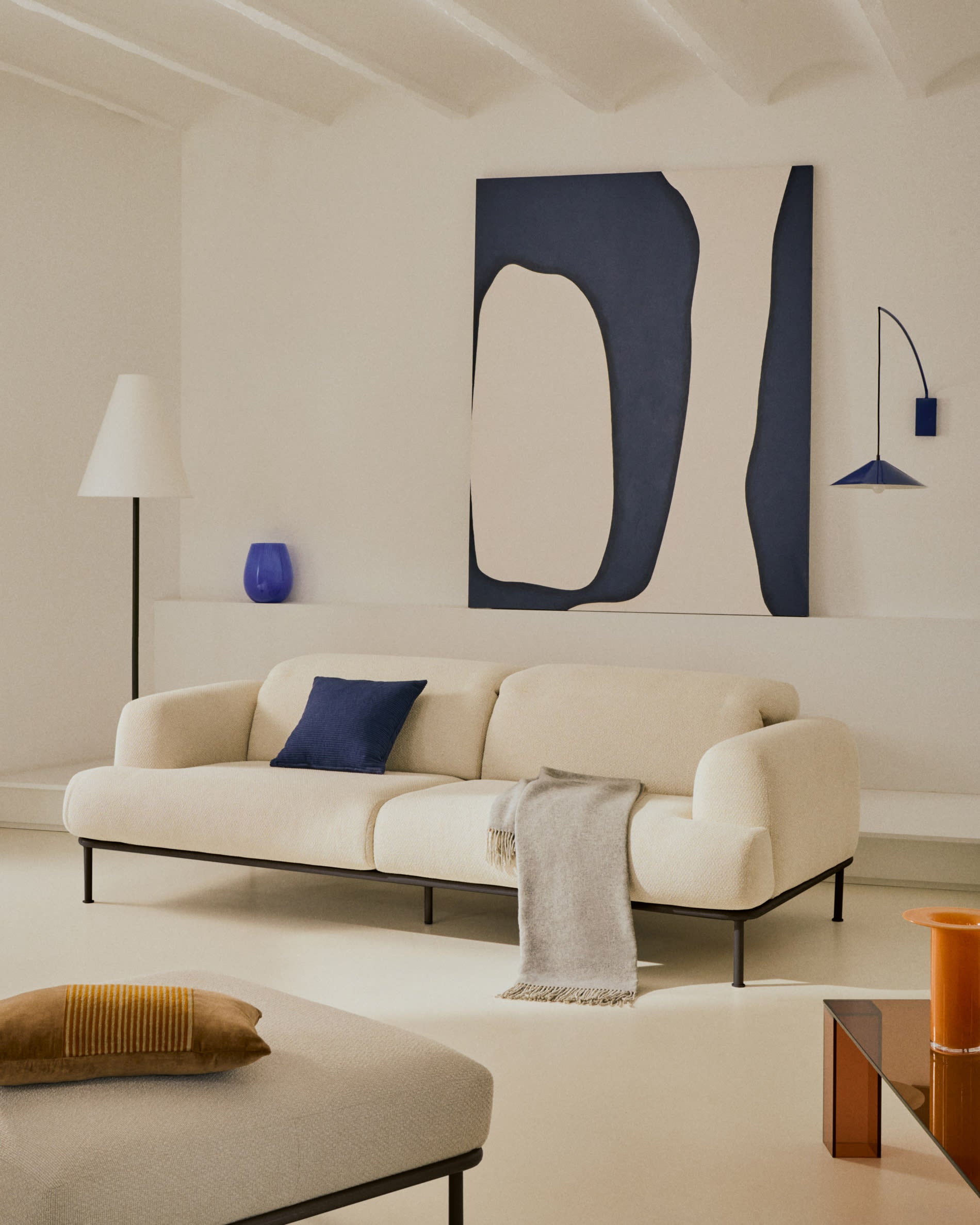 Entdecken Sie das stilvolle 2-Sitzer-Sofa Aurum in ecrufarbener Chenille mit verstellbarem Kopfteil und modernen mattgrauen Beinen von Kave Home.