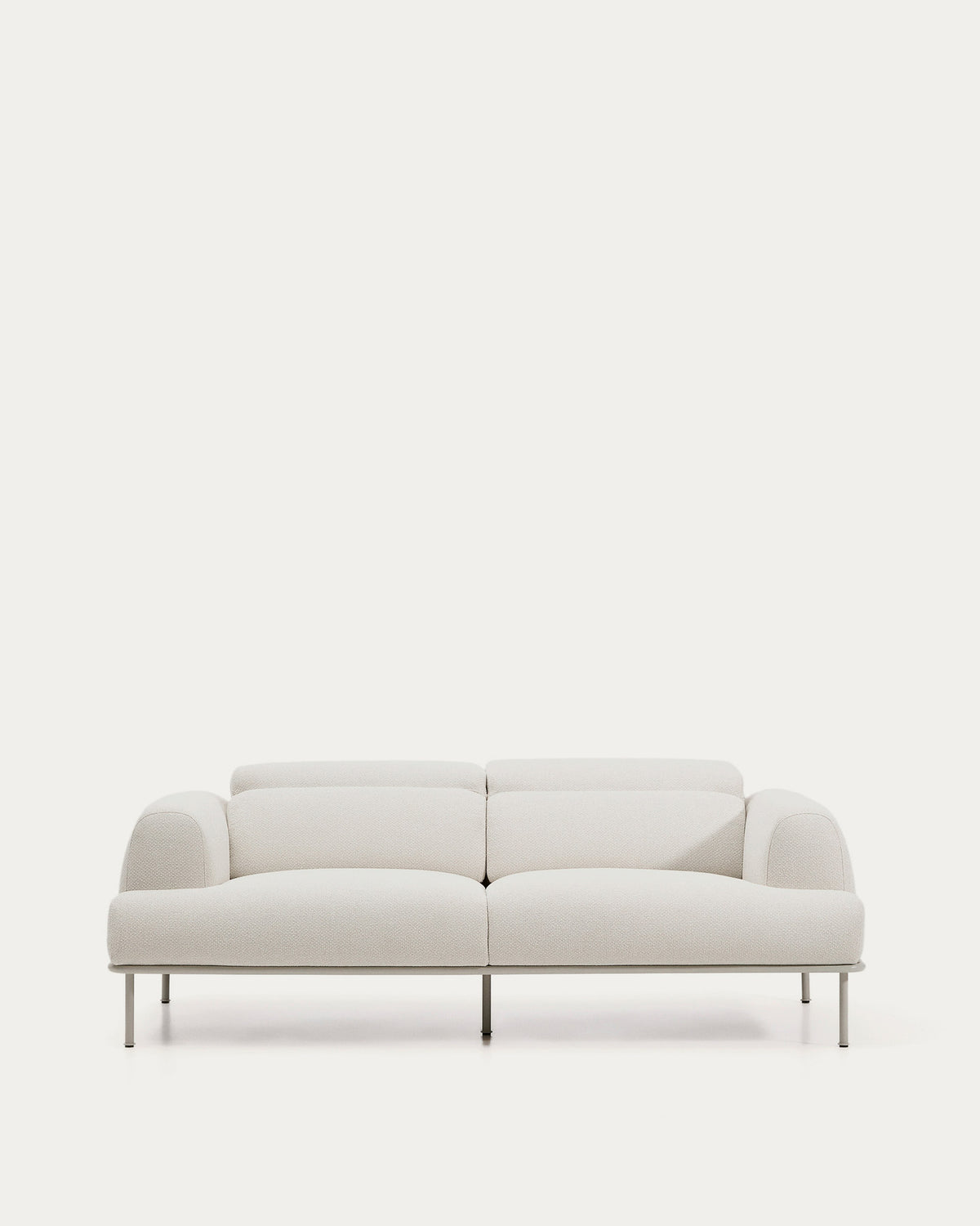 3-Sitzer-Sofa Aurum aus ecrufarbener Chenille mit verstellbarem Kopfteil und mattbeiger Metallbasis 234 cm FSC Mix Credit in Ecru präsentiert im Onlineshop von KAQTU Design AG. 3er Sofa ist von Kave Home