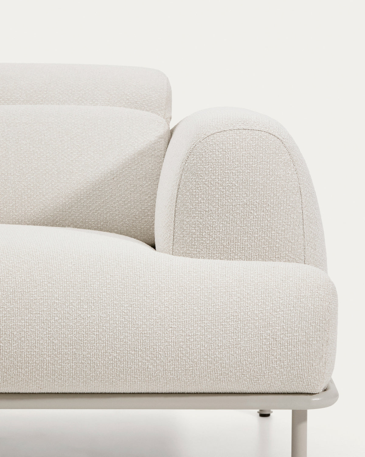 3-Sitzer-Sofa Aurum aus ecrufarbener Chenille mit verstellbarem Kopfteil und mattbeiger Metallbasis 234 cm FSC Mix Credit in Ecru präsentiert im Onlineshop von KAQTU Design AG. 3er Sofa ist von Kave Home