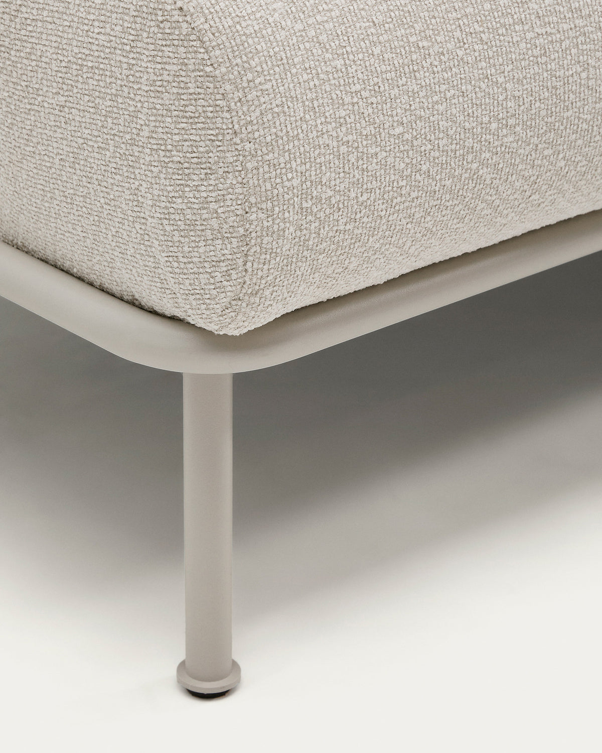 3-Sitzer-Sofa Aurum aus ecrufarbener Chenille mit verstellbarem Kopfteil und mattbeiger Metallbasis 234 cm FSC Mix Credit in Ecru präsentiert im Onlineshop von KAQTU Design AG. 3er Sofa ist von Kave Home