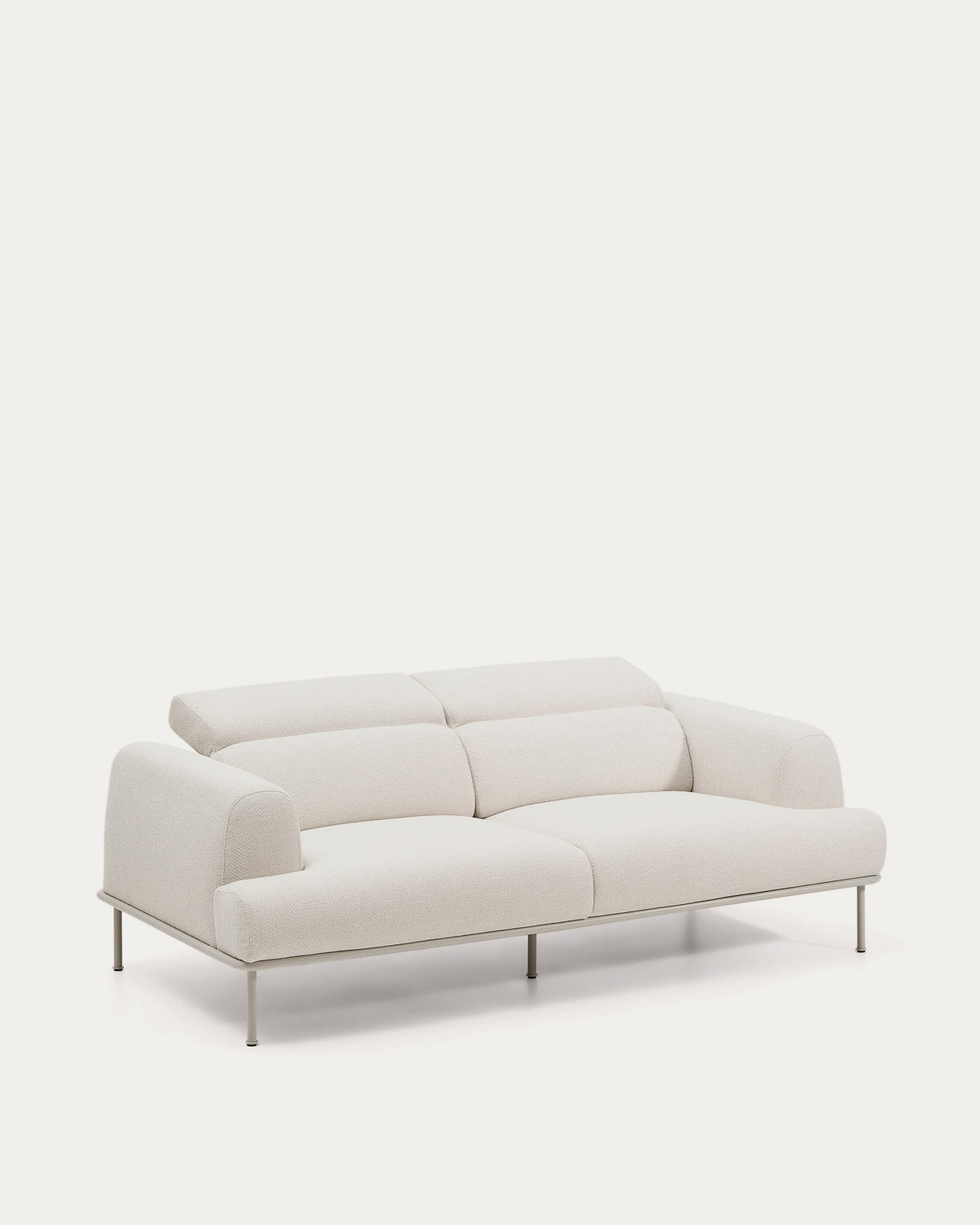 3-Sitzer-Sofa Aurum aus ecrufarbener Chenille mit verstellbarem Kopfteil und mattbeiger Metallbasis 234 cm FSC Mix Credit in Ecru präsentiert im Onlineshop von KAQTU Design AG. 3er Sofa ist von Kave Home