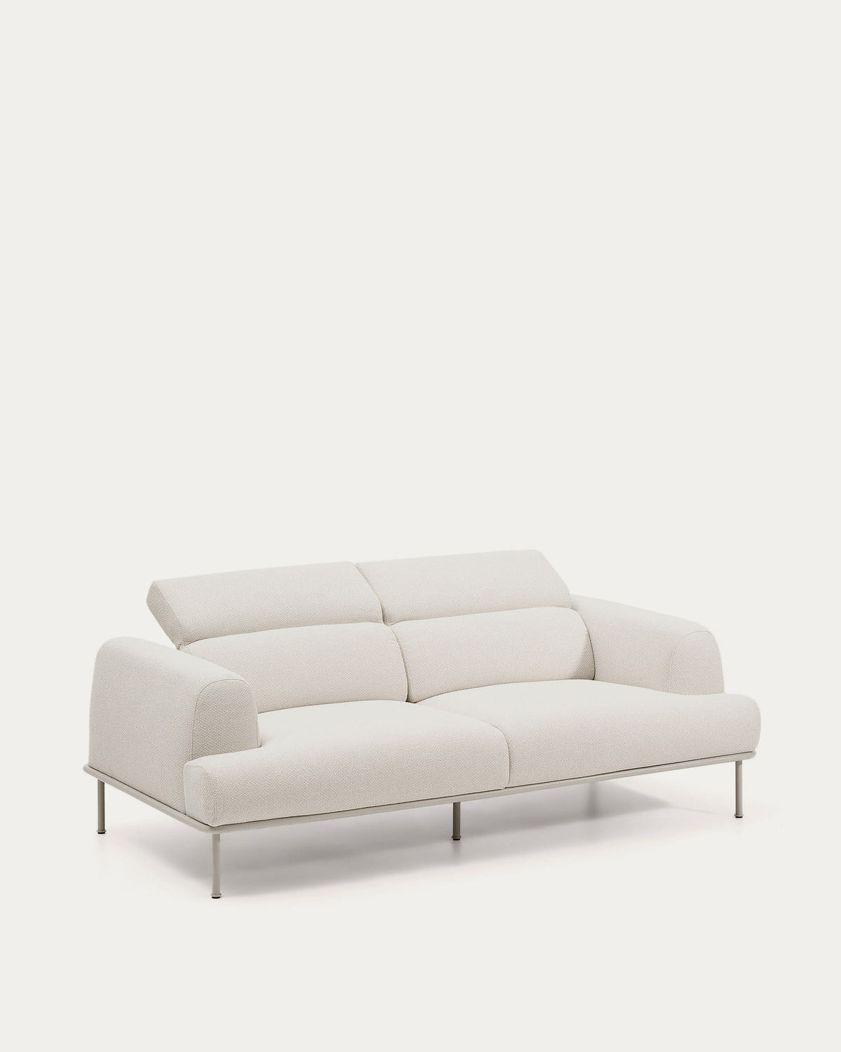 3-Sitzer-Sofa Aurum aus ecrufarbener Chenille mit verstellbarem Kopfteil und mattbeiger Metallbasis 234 cm FSC Mix Credit in Ecru präsentiert im Onlineshop von KAQTU Design AG. 3er Sofa ist von Kave Home