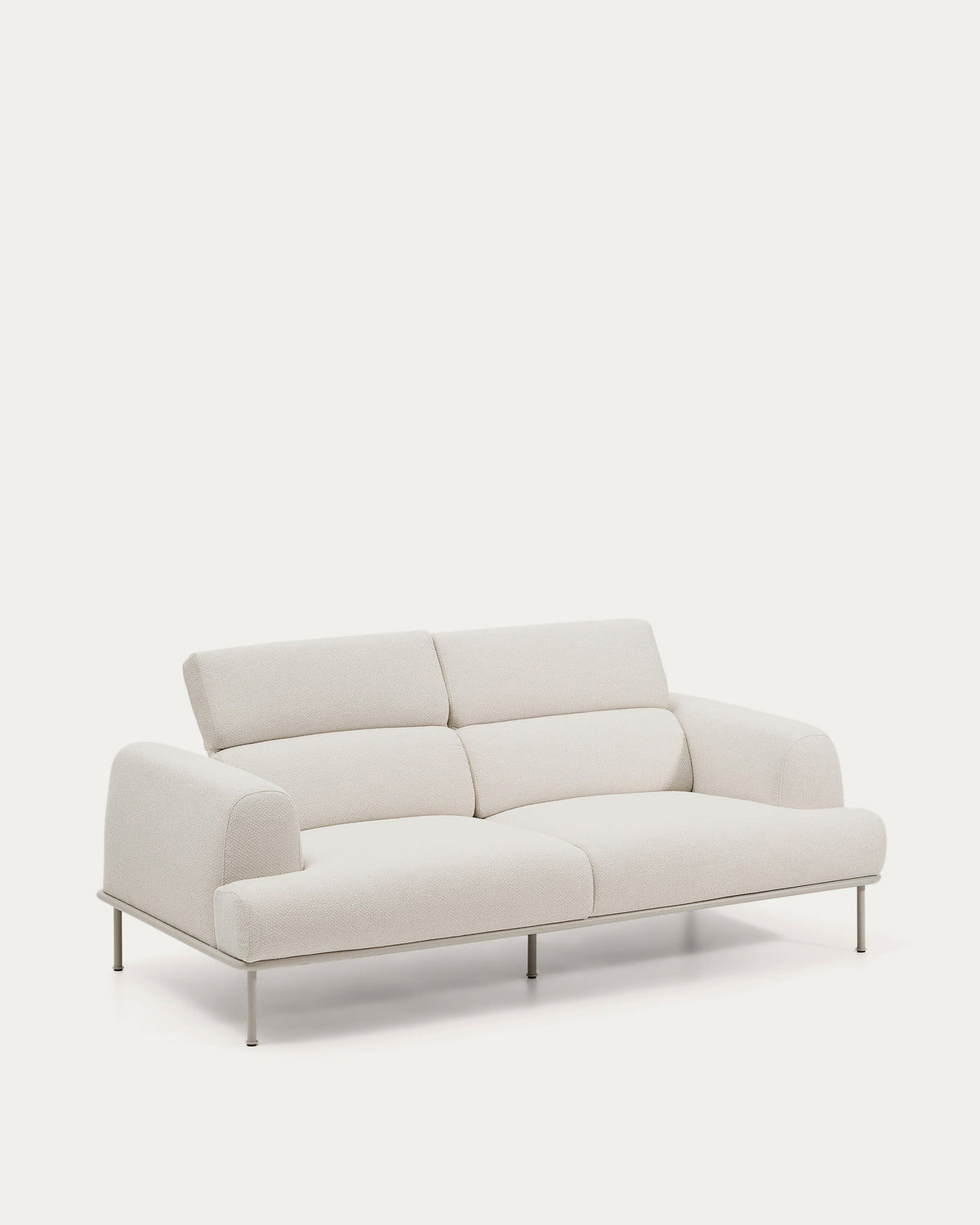 3-Sitzer-Sofa Aurum aus ecrufarbener Chenille mit verstellbarem Kopfteil und mattbeiger Metallbasis 234 cm FSC Mix Credit in Ecru präsentiert im Onlineshop von KAQTU Design AG. 3er Sofa ist von Kave Home