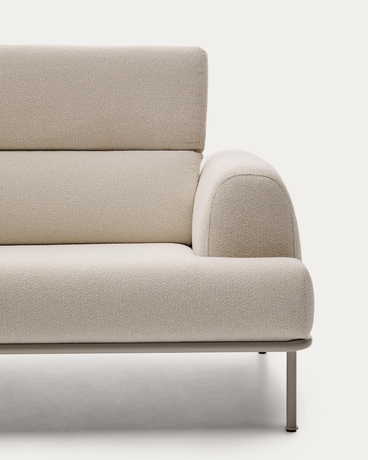 Elegantes 3-Sitzer-Sofa Aurum in Ecru, mit verstellbarem Kopfteil und stabiler Metallstruktur. Ideal für stilvolle Wohnräume.