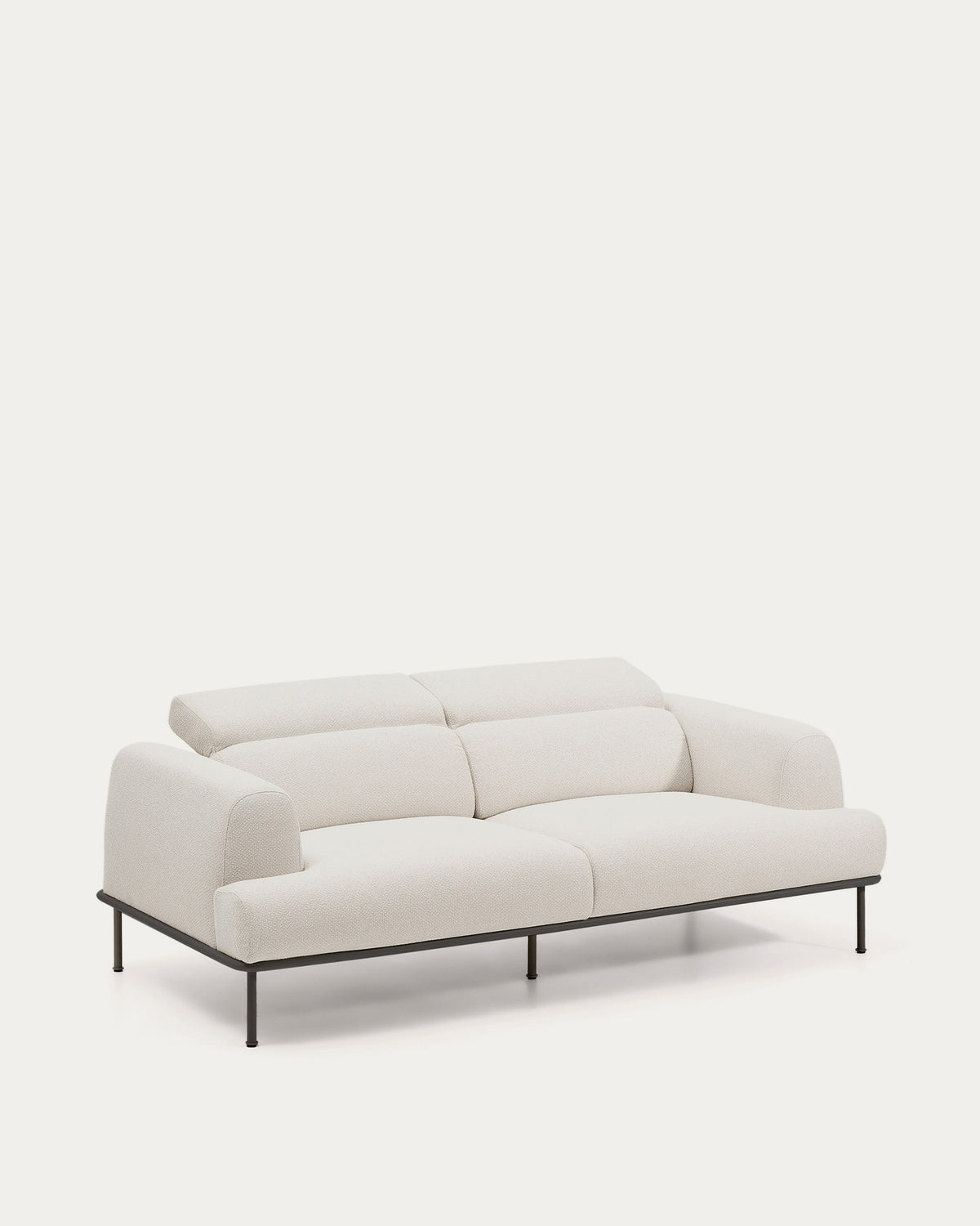 3-Sitzer-Sofa Aurum aus ecrufarbener Chenille mit verstellbarem Kopfteil und mattgrauer Metallbasis 234 cm FSC Mix Credit in Ecru präsentiert im Onlineshop von KAQTU Design AG. 3er Sofa ist von Kave Home
