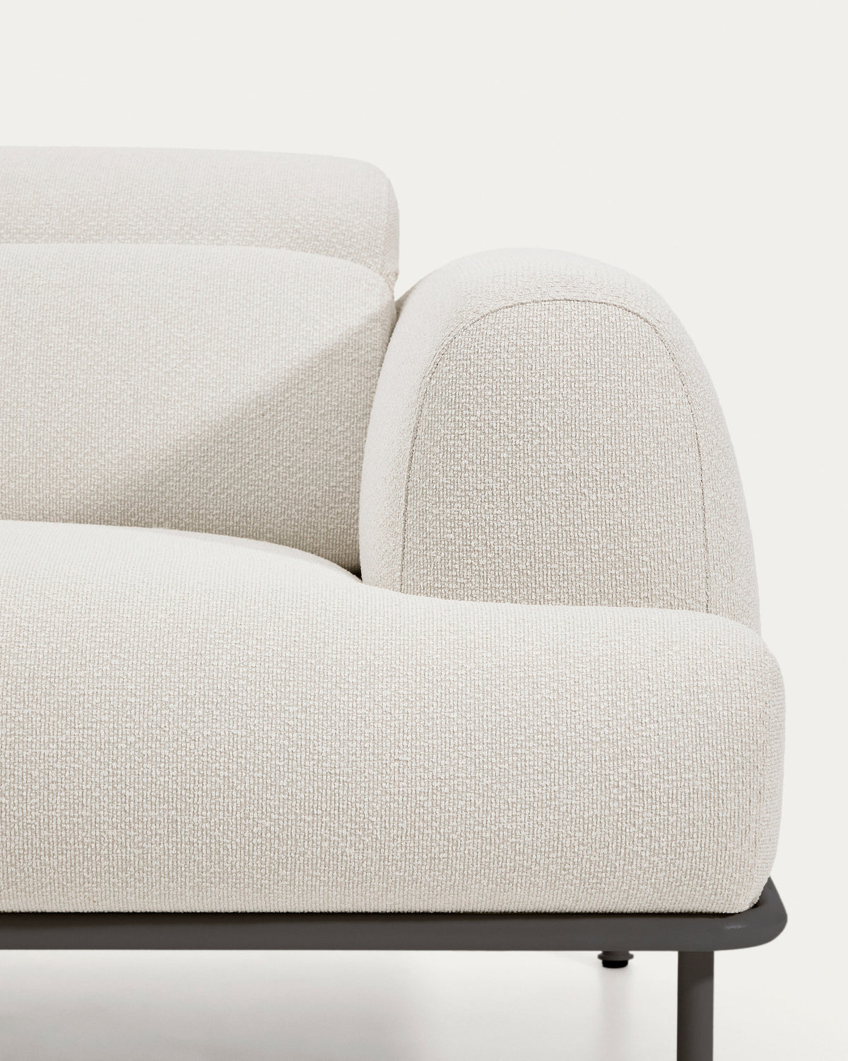 3-Sitzer-Sofa Aurum aus ecrufarbener Chenille mit verstellbarem Kopfteil und mattgrauer Metallbasis 234 cm FSC Mix Credit in Ecru präsentiert im Onlineshop von KAQTU Design AG. 3er Sofa ist von Kave Home