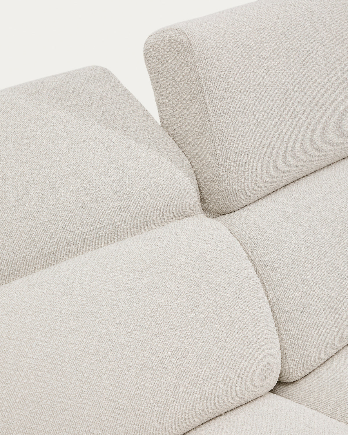 3-Sitzer-Sofa Aurum aus ecrufarbener Chenille mit verstellbarem Kopfteil und mattgrauer Metallbasis 234 cm FSC Mix Credit in Ecru präsentiert im Onlineshop von KAQTU Design AG. 3er Sofa ist von Kave Home