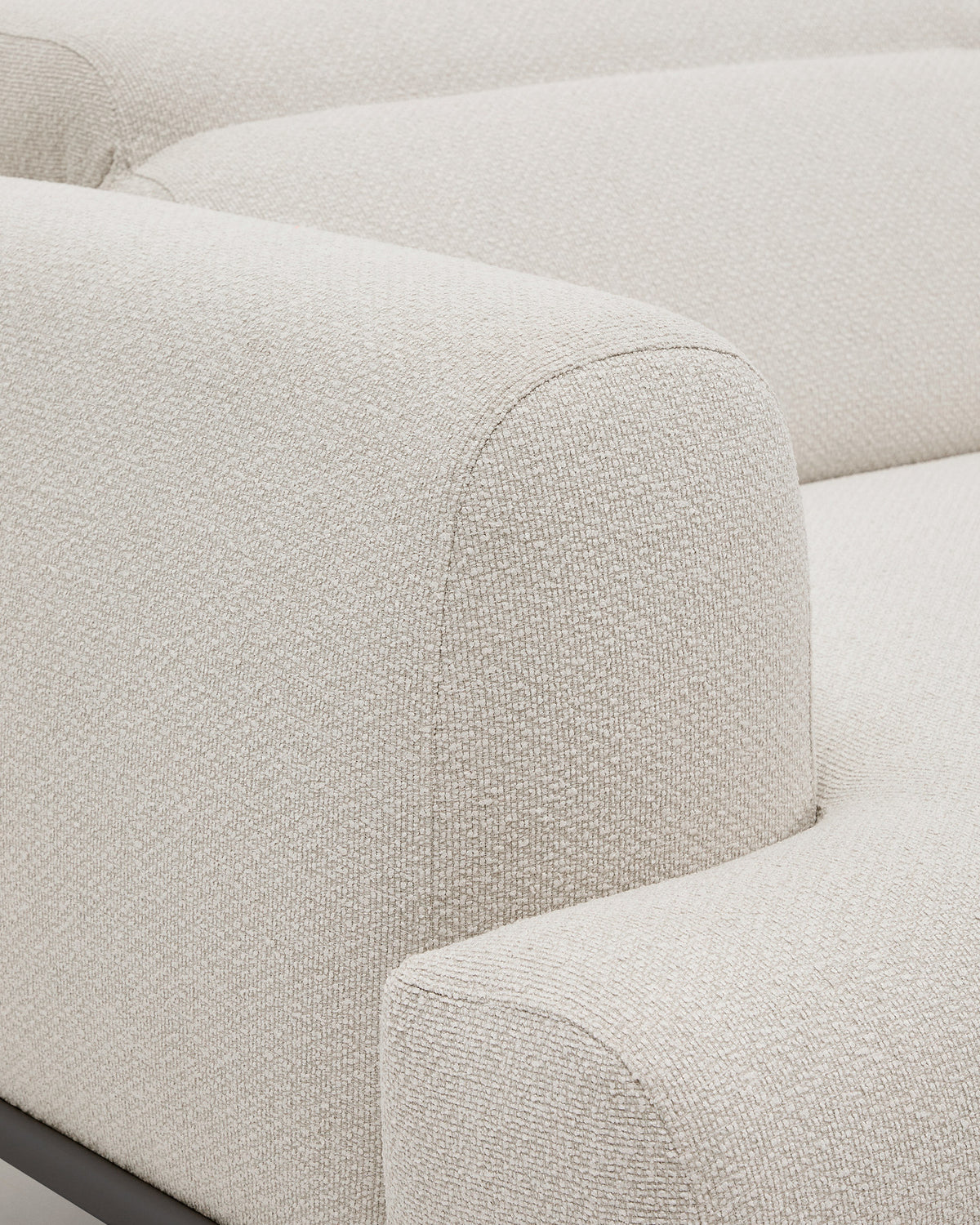 3-Sitzer-Sofa Aurum aus ecrufarbener Chenille mit verstellbarem Kopfteil und mattgrauer Metallbasis 234 cm FSC Mix Credit in Ecru präsentiert im Onlineshop von KAQTU Design AG. 3er Sofa ist von Kave Home