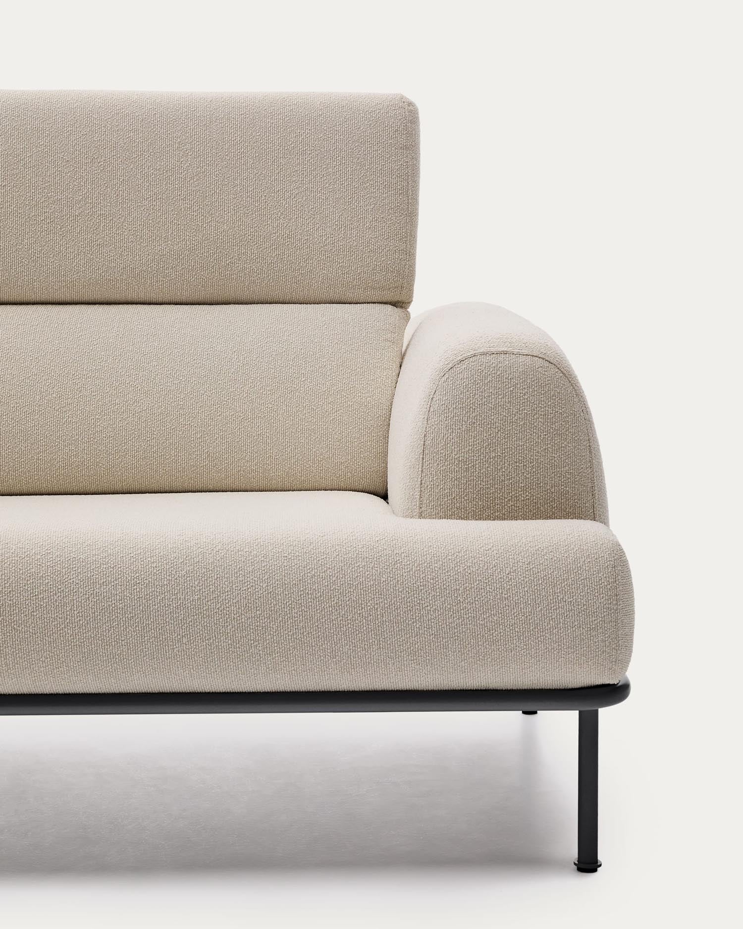 Stilvolles 3-Sitzer-Sofa Aurum in Ecru, mit anpassbarem Kopfteil, robustem mattgrauem Metallrahmen und pflegeleichtem Chenille-Stoff.
