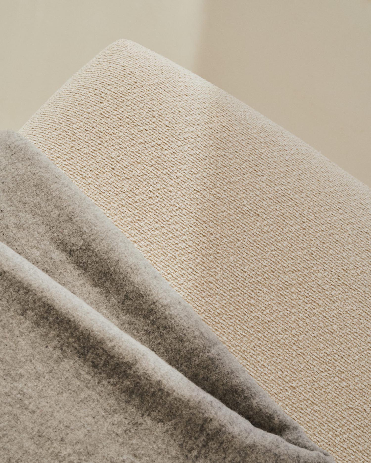 Elegante Fussablage Aurum in Ecru, 85 x 85 cm, mit weichem Chenille-Bezug und robuster Metallbasis. Perfekt für stilvolle Wohnräume.