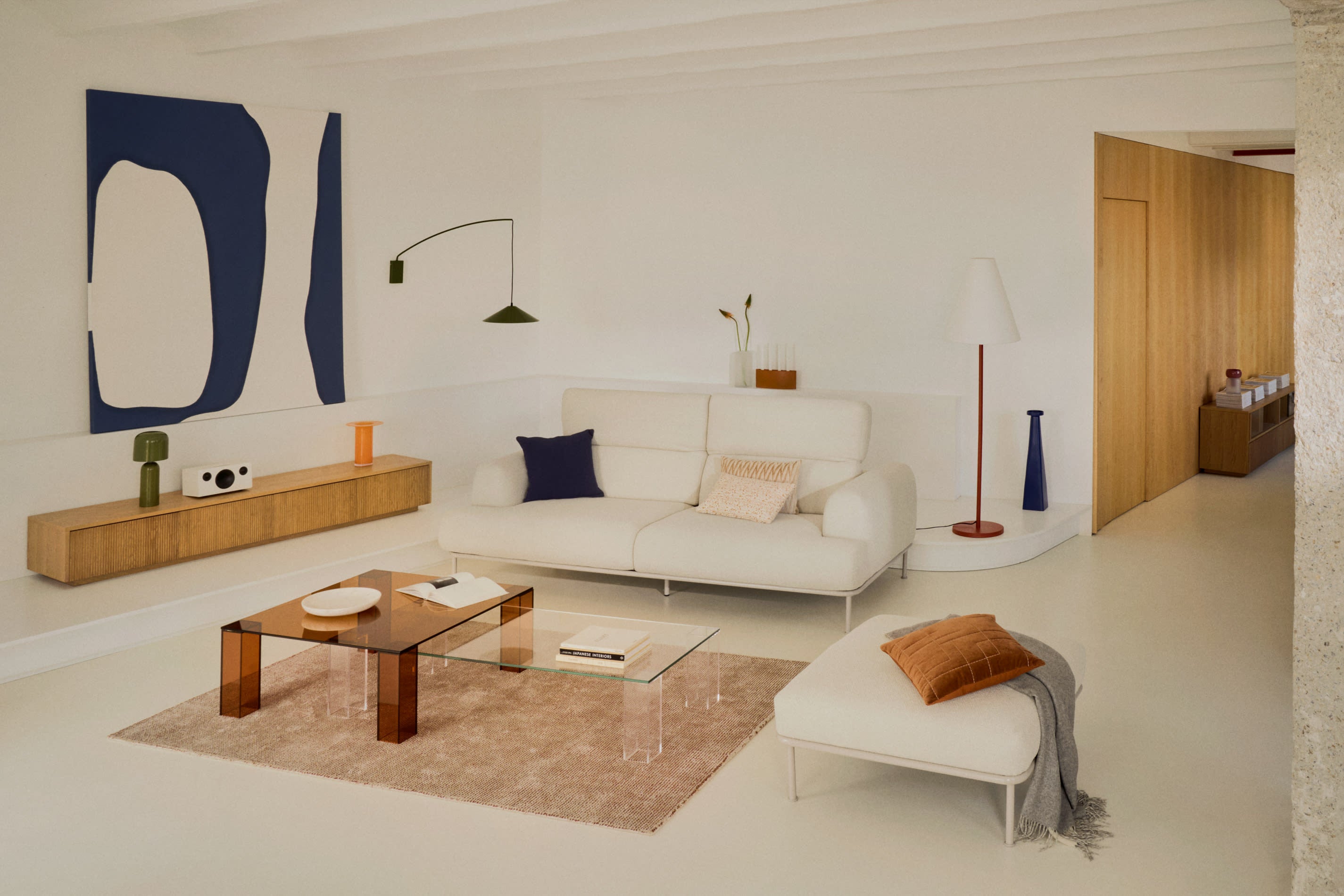 Fussstütze Aurum in Ecru, 85x85 cm, mit mattem beigem Metallgestell, FSC-zertifiziert, stilvoll und nachhaltig.