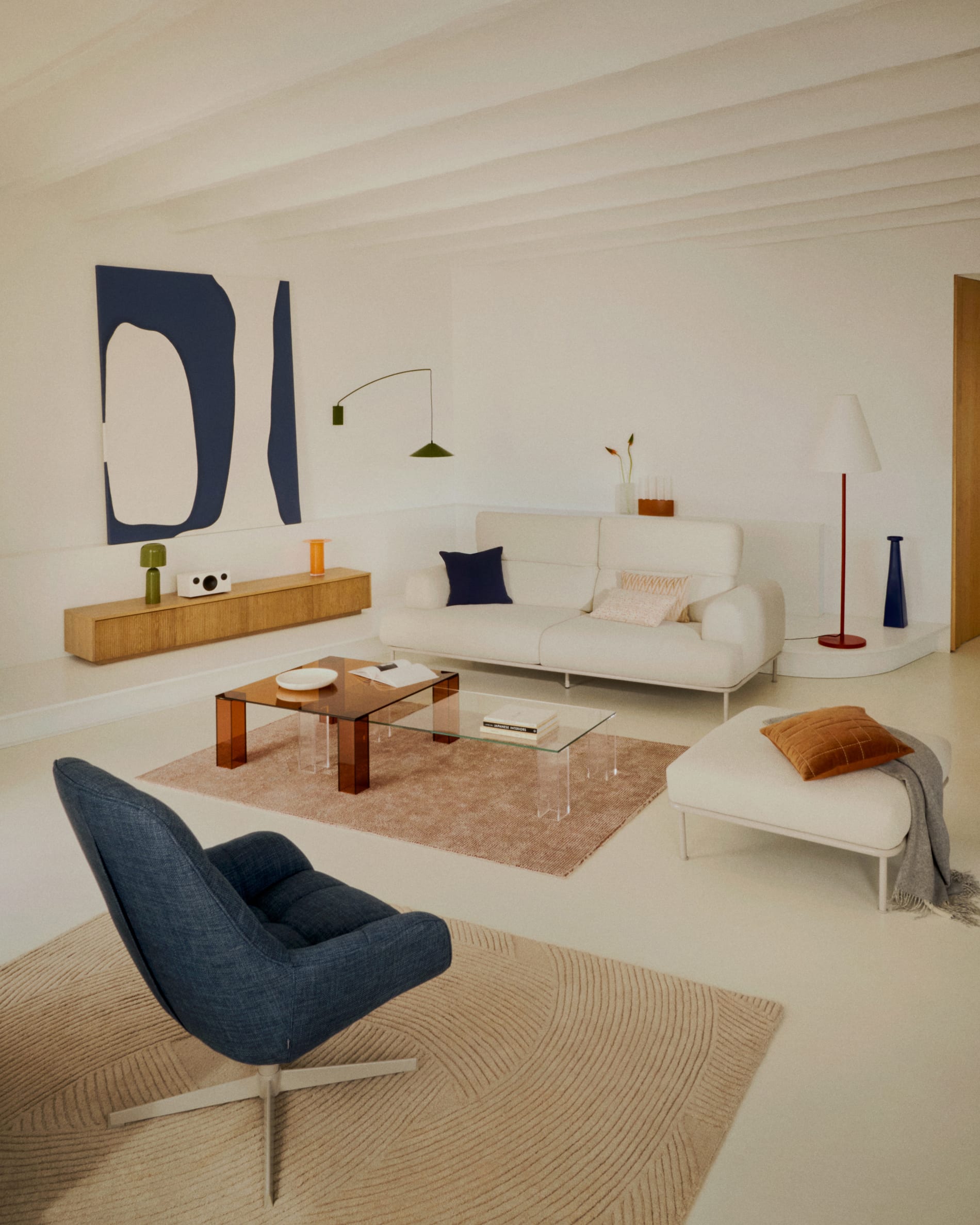 Fussstütze Aurum in Ecru, 85x85 cm, mit mattbeigem Metallgestell, FSC-zertifiziert, stilvoll und nachhaltig designt.