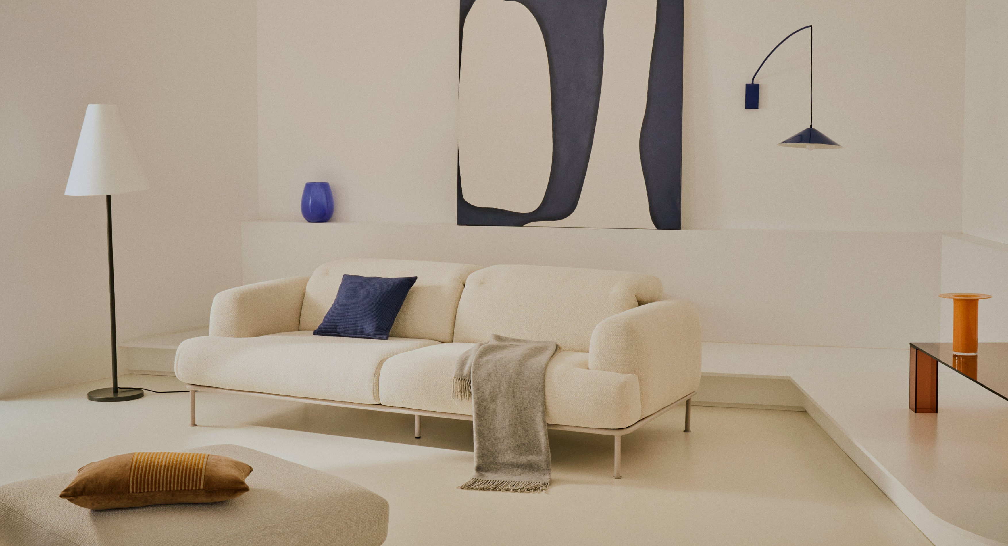 Elegante Fussstütze in Ecru mit Chenille-Bezug, mattbeigem Metallgestell, 85x85 cm, pflegeleicht und nachhaltig.