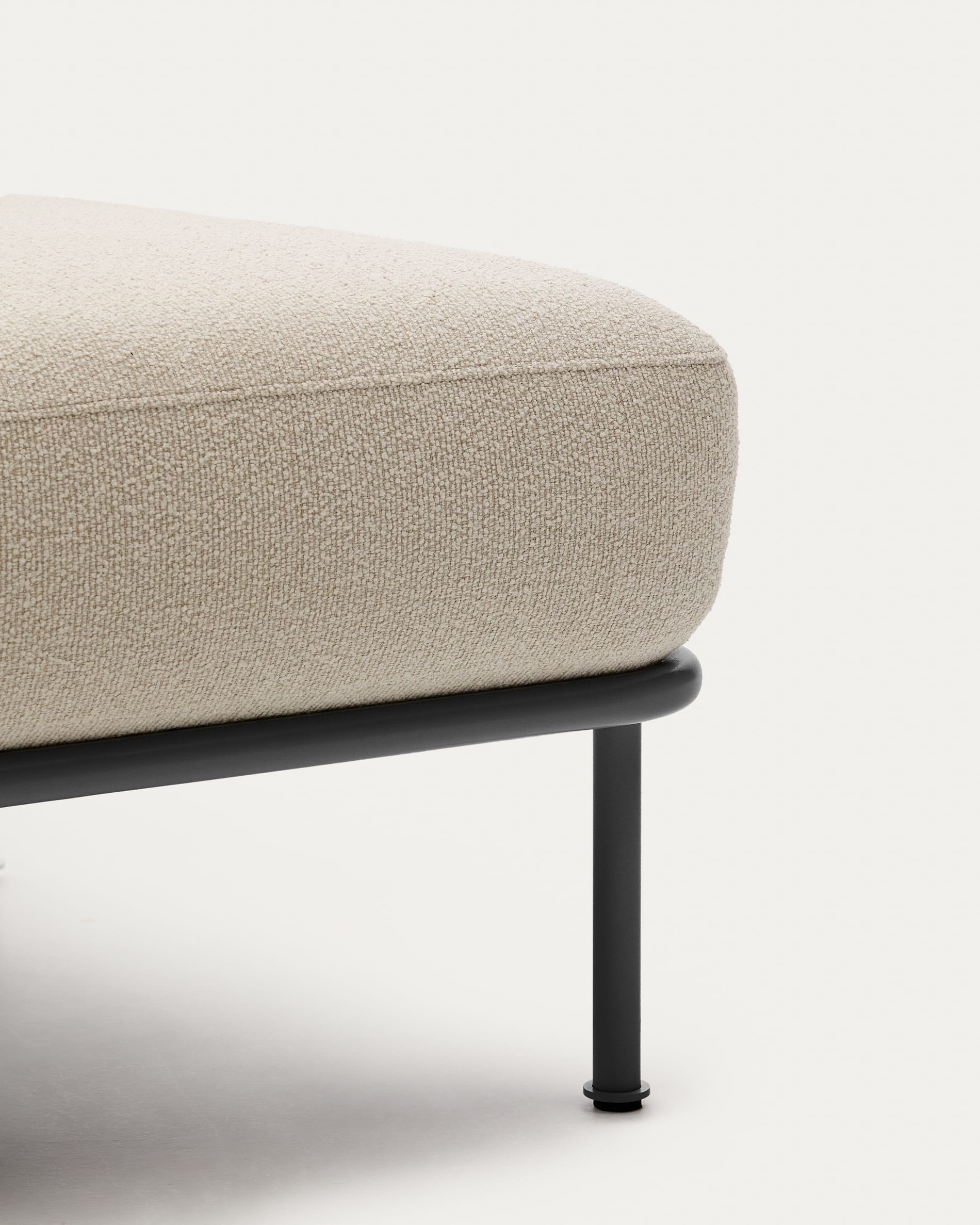 Stilvolle Fussablage Aurum in Ecru, 85x85 cm, mit pflegeleichtem Chenille-Bezug und modernem mattgrauem Metallgestell. Nachhaltig und vielseitig einsetzbar.