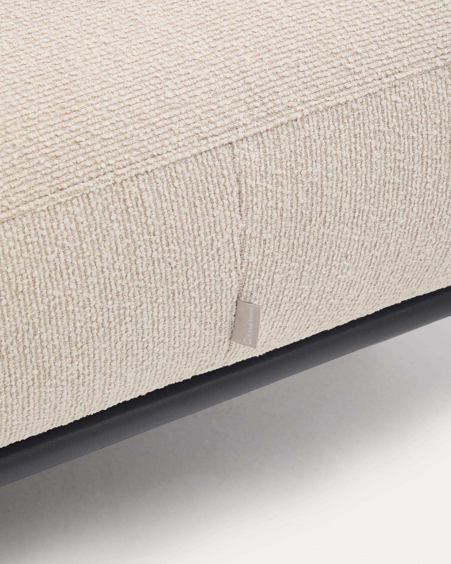 Elegante Fussstütze Aurum in Ecru, 85x85 cm, aus luxuriösem Chenille und robustem mattgrauem Metall. Ideal für jeden Wohnraum.