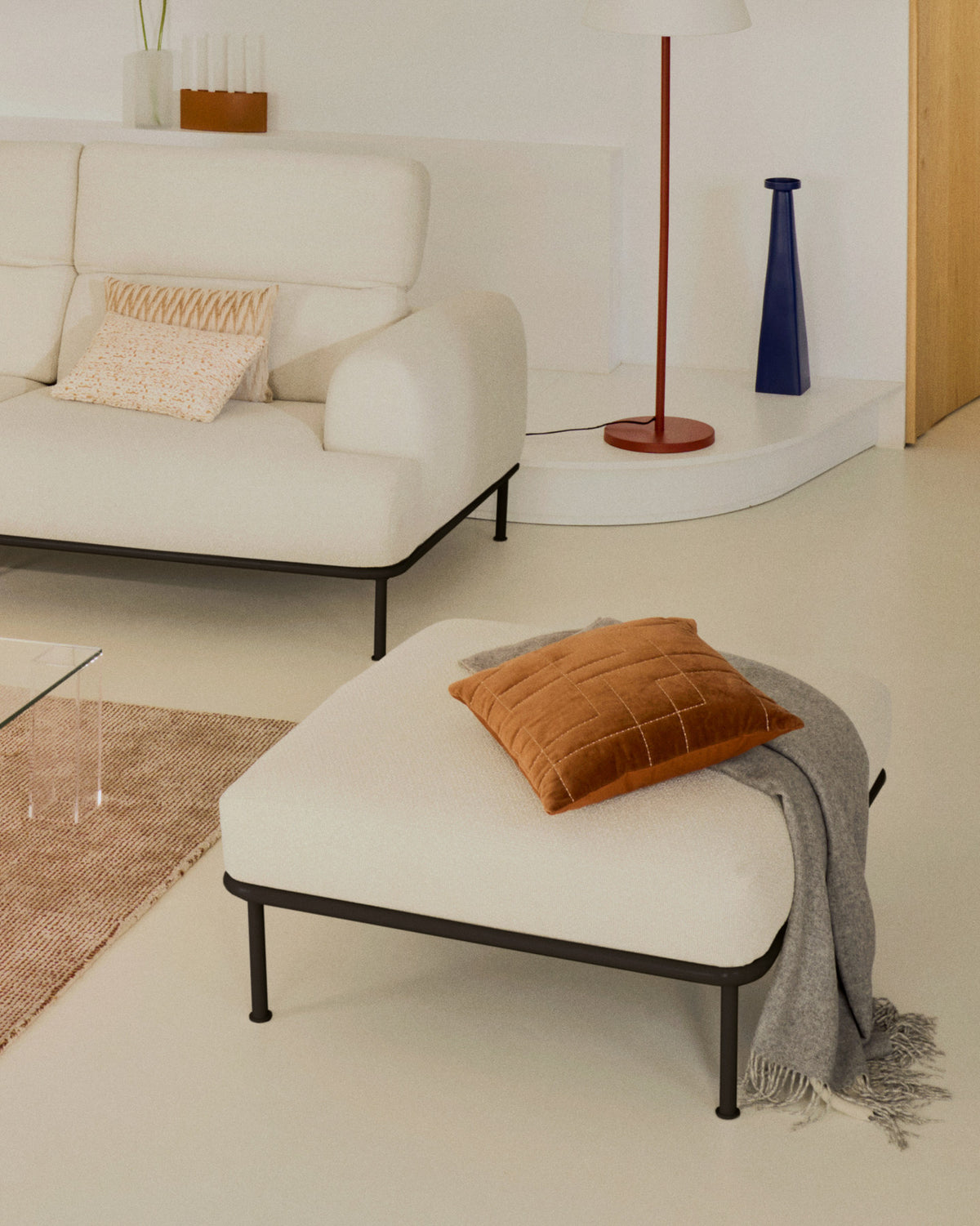Fussablage Aurum aus ecrufarbener Chenille und mattgrauer Metallbasis 85 x 85 cm FSC Mix Credit in Ecru präsentiert im Onlineshop von KAQTU Design AG. Pouf ist von Kave Home