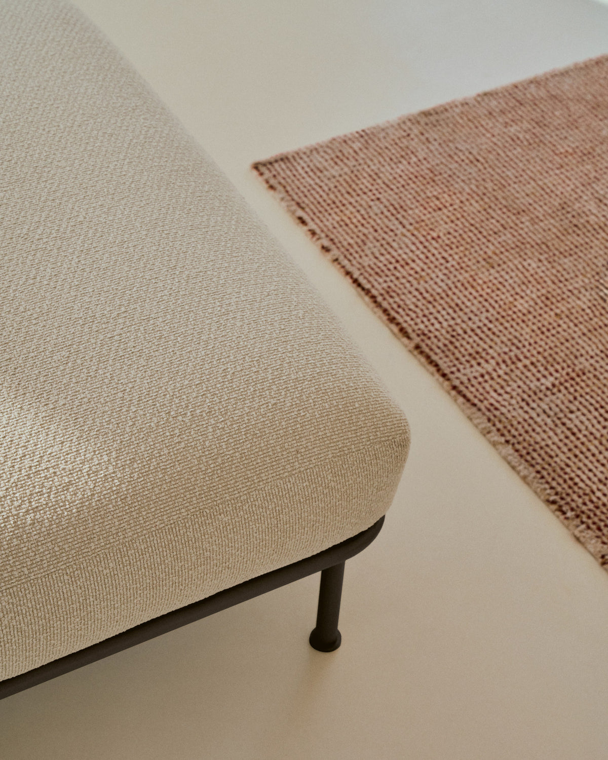 Fussablage Aurum aus ecrufarbener Chenille und mattgrauer Metallbasis 85 x 85 cm FSC Mix Credit in Ecru präsentiert im Onlineshop von KAQTU Design AG. Pouf ist von Kave Home