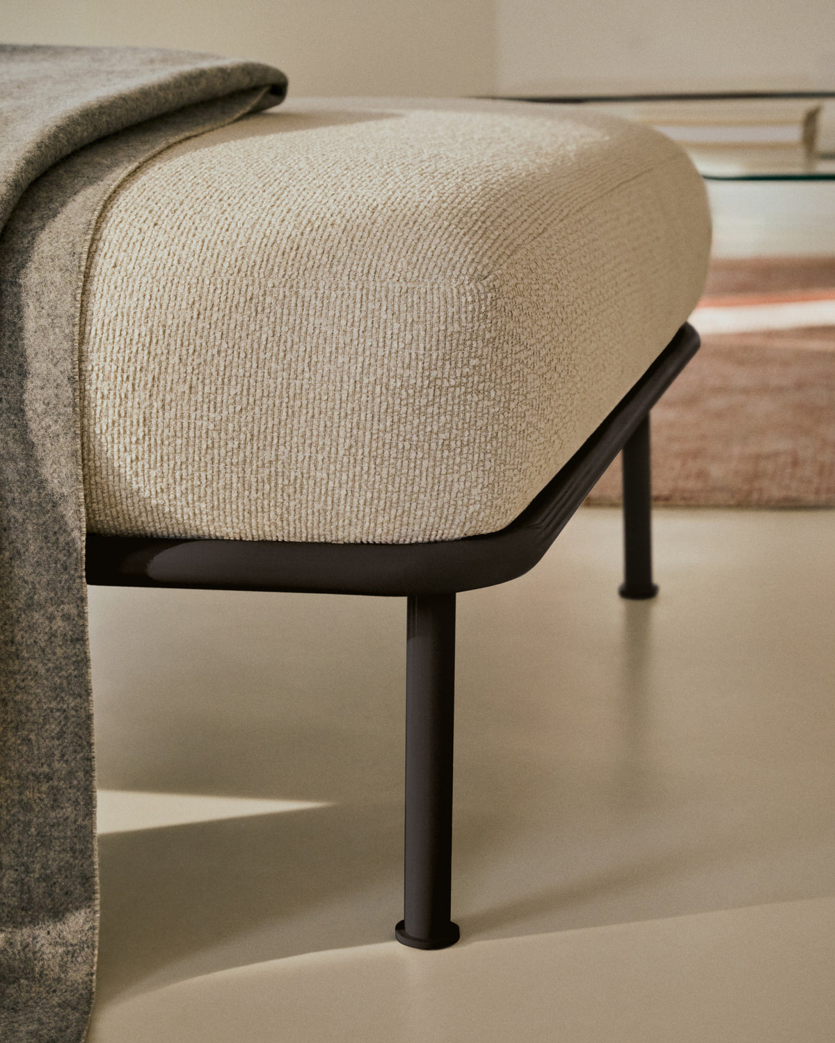 Fussablage Aurum aus ecrufarbener Chenille und mattgrauer Metallbasis 85 x 85 cm FSC Mix Credit in Ecru präsentiert im Onlineshop von KAQTU Design AG. Pouf ist von Kave Home