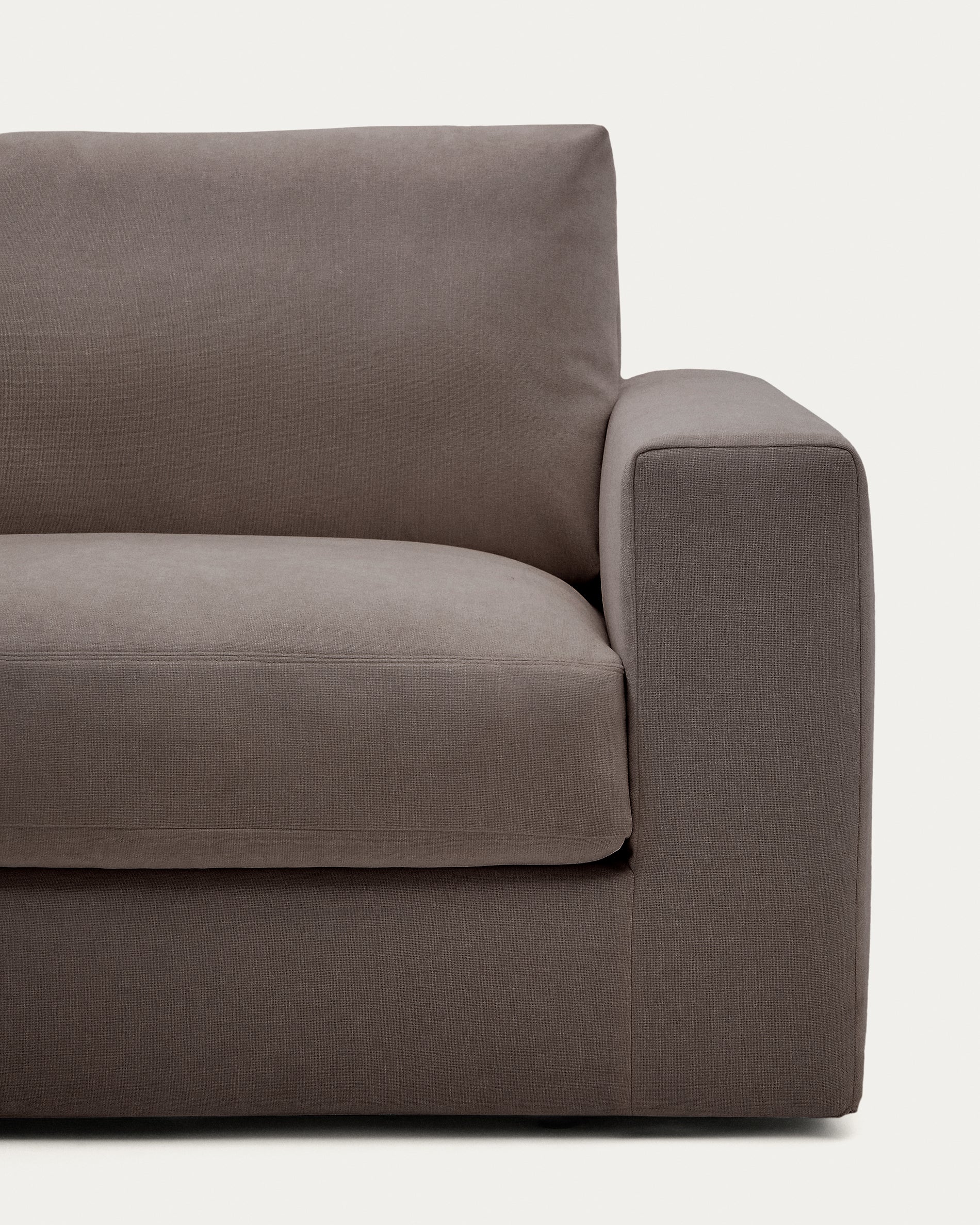 Modulares Sofa Alea für 3 Personen mit abnehmbarem Bezug aus dunkelbrauner Chenille, 220 cm in Dunkelbraun präsentiert im Onlineshop von KAQTU Design AG. 3er Sofa ist von Kave Home