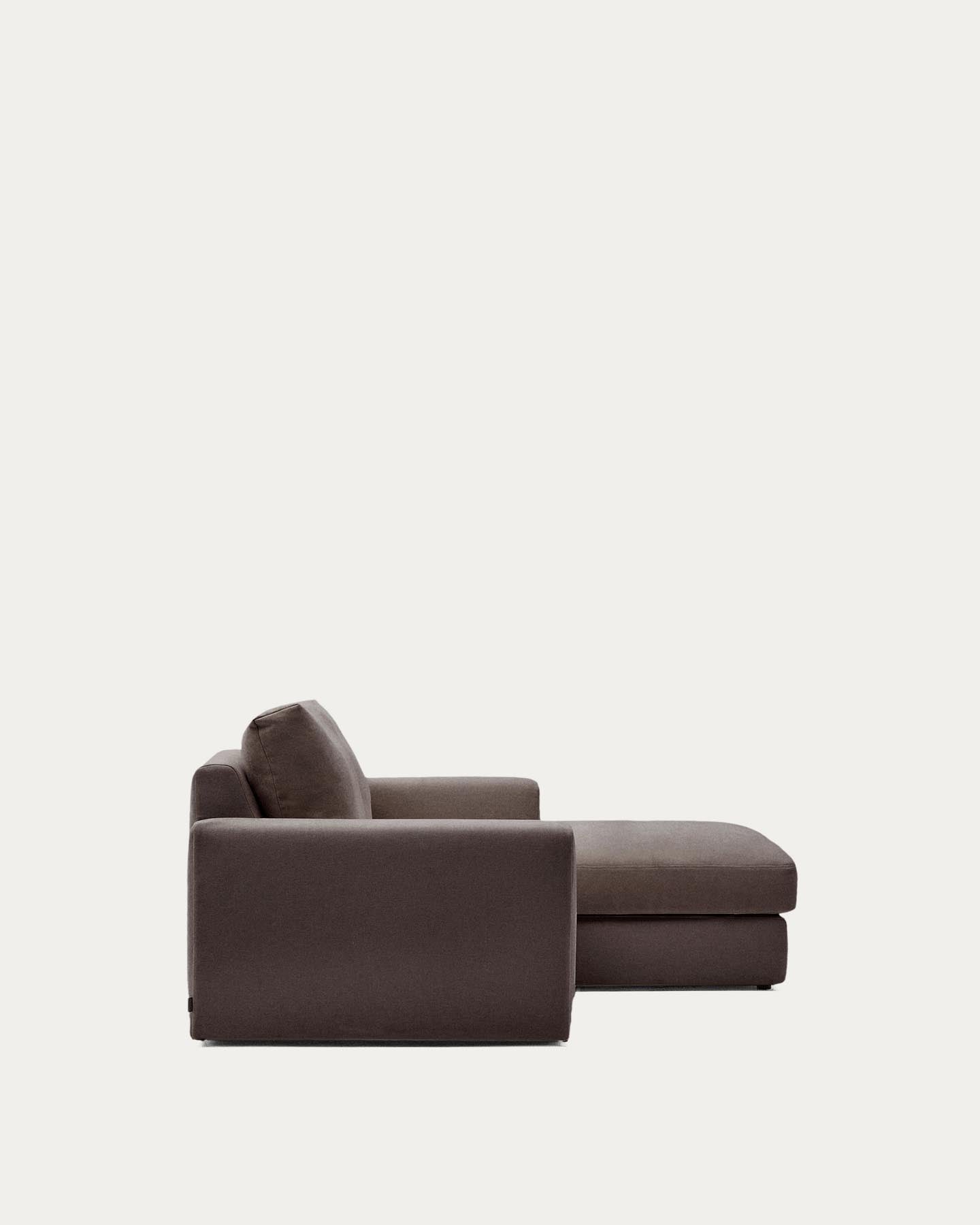Modulares Sofa Alea für 3 Personen mit abnehmbarem Bezug aus Chenille mit Chaiselongue rechts in Dunkelbraun, 220 cm in Dunkelbraun präsentiert im Onlineshop von KAQTU Design AG. 3er Sofa ist von Kave Home